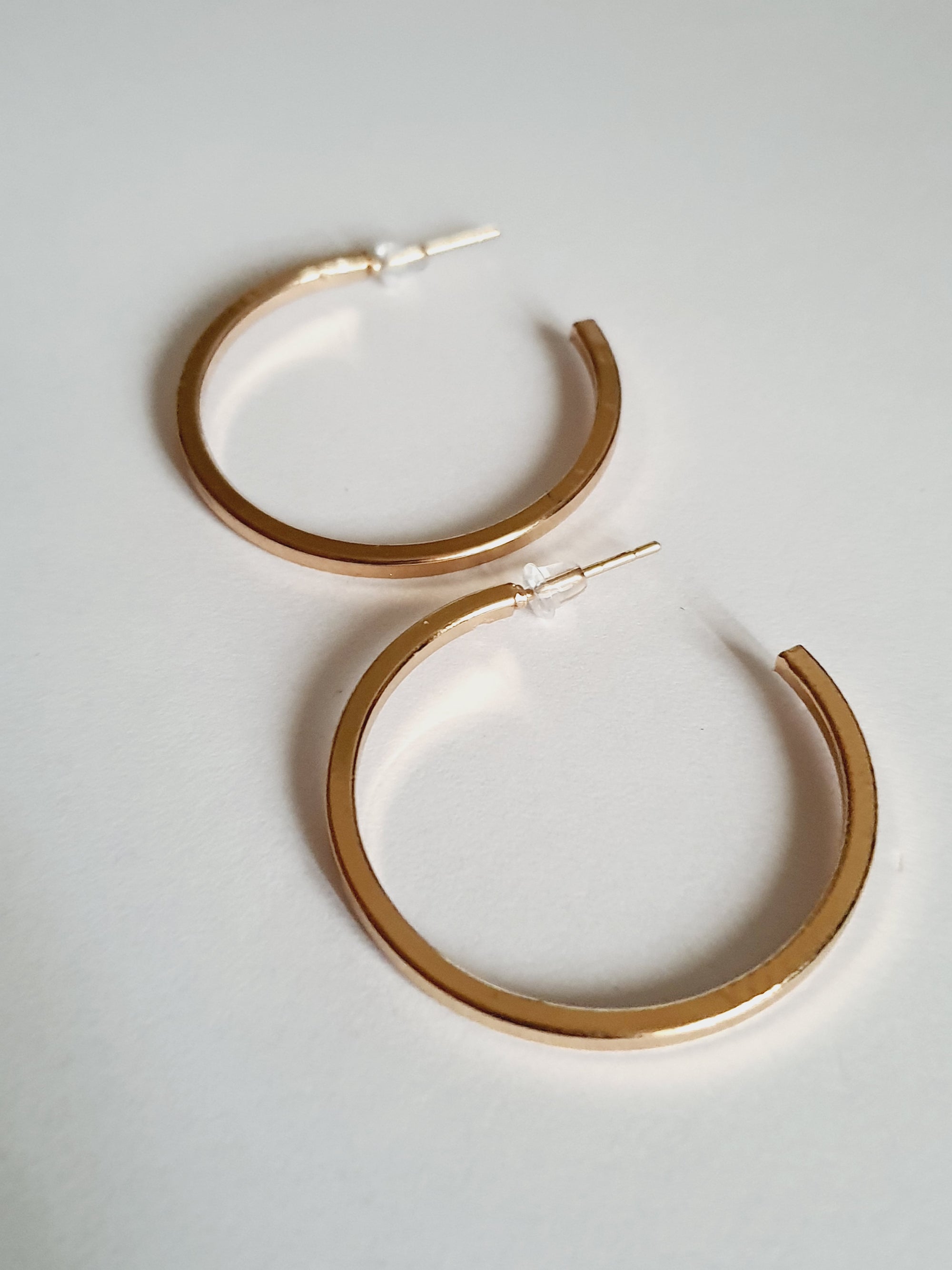 Minimalistyczne złote kolczyki – płaskie koła, klasyczny design
 3cm
