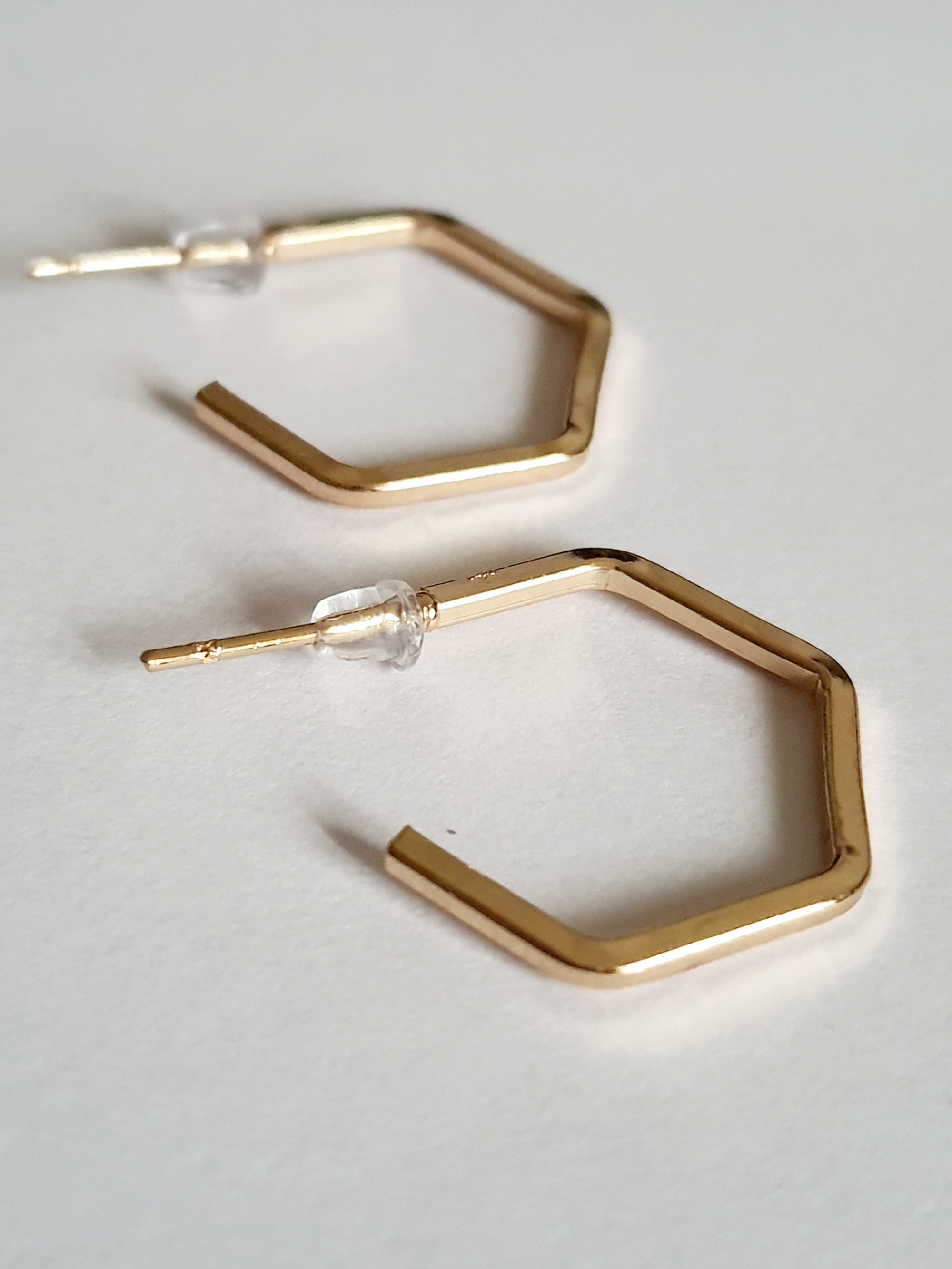 Złote kolczyki w kształcie sześciokąta – stal nierdzewna, długość 1,8 cm