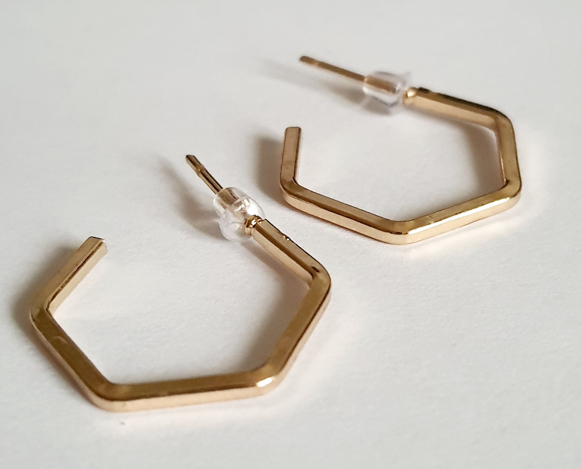 Złote kolczyki w kształcie sześciokąta – stal nierdzewna, długość 1,8 cm