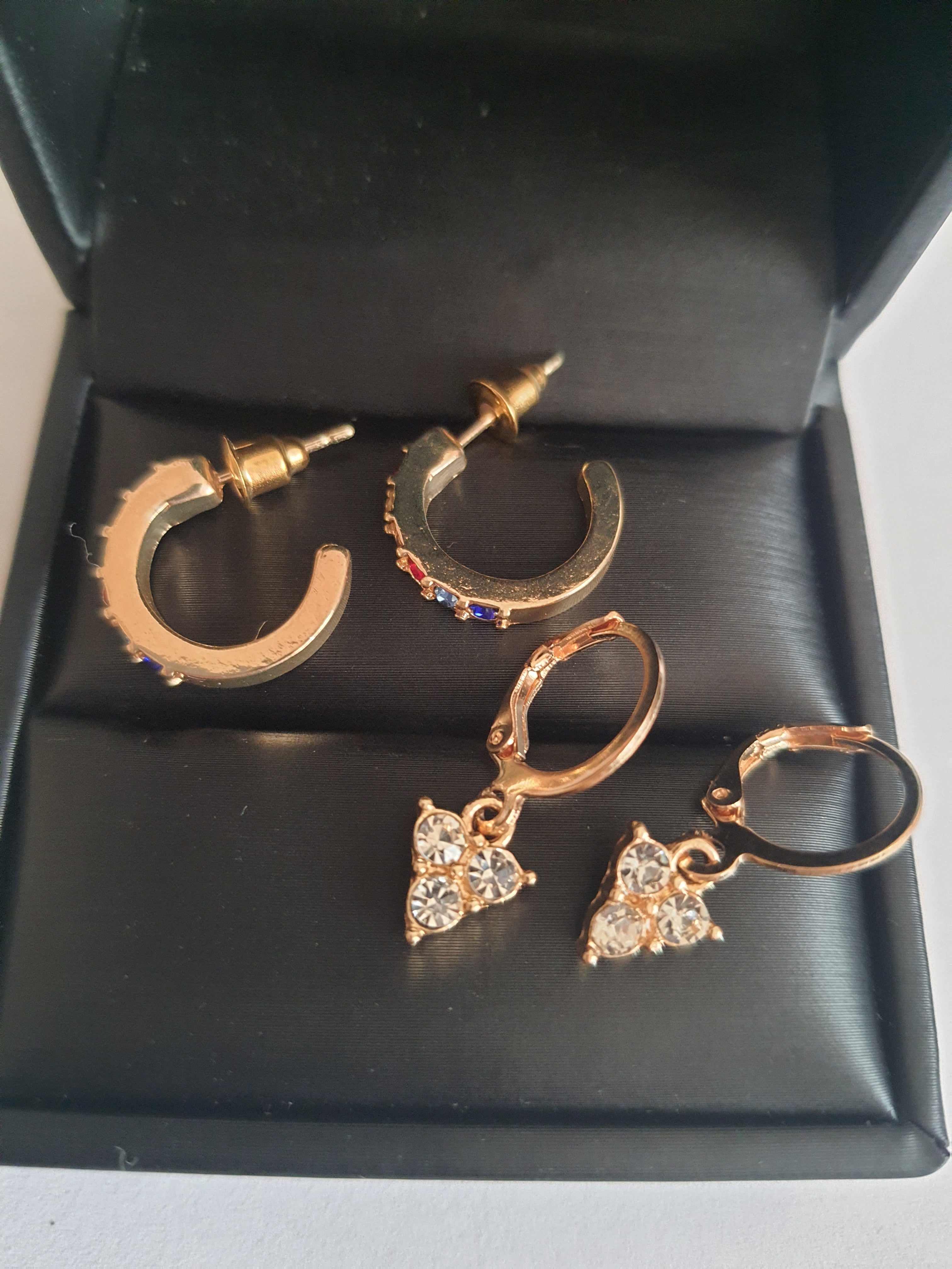 Zestaw 2 par kolczyków: złote kółka z kolorowymi cyrkoniami (1 cm) i wiszące kolczyki z trzema cyrkoniami (2 cm), biżuteria Rouge Bizu.