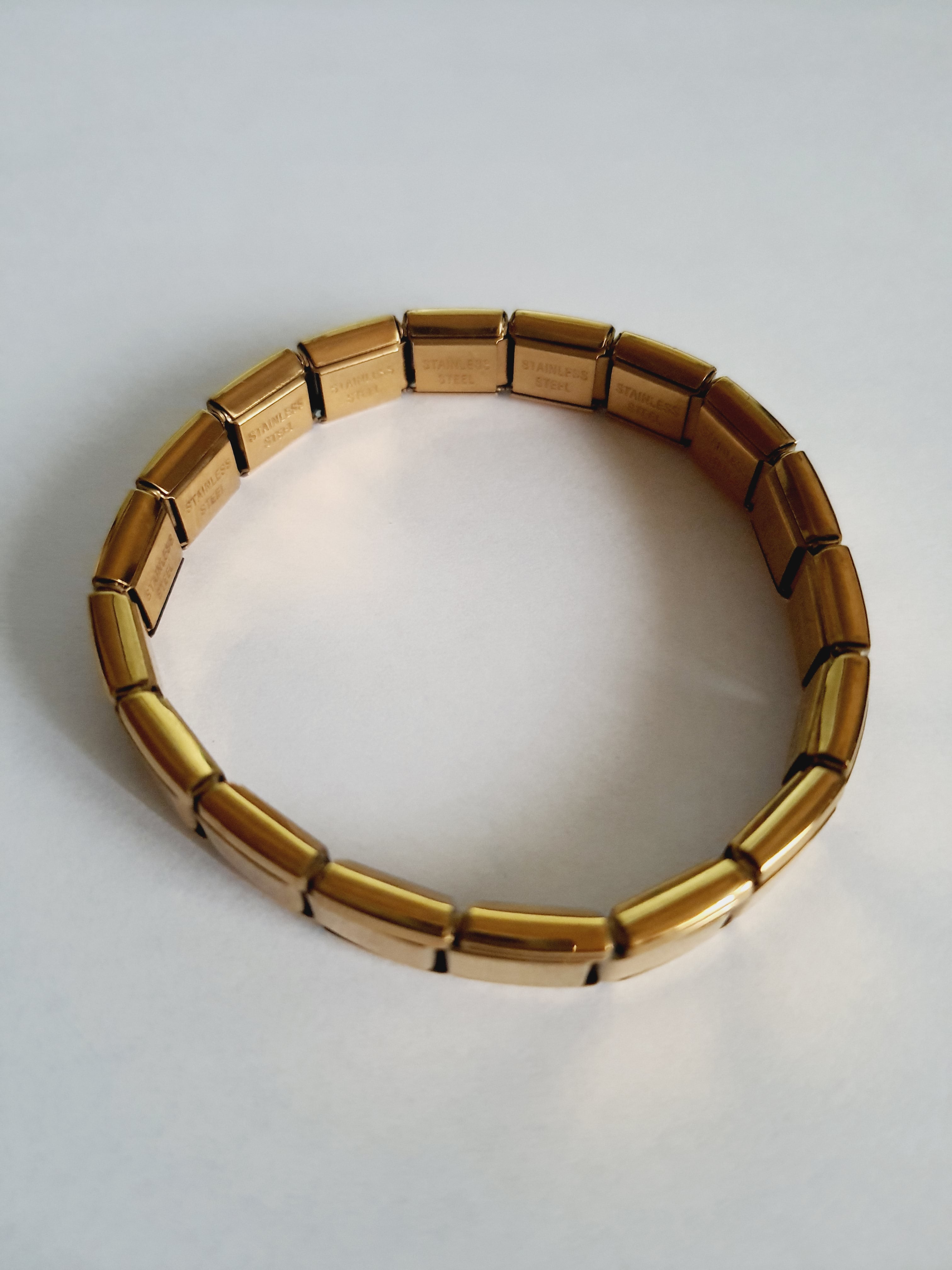 Złota, elastyczna bransoletka z szerokimi ogniwami w stylu retro, minimalistyczna, elegancka, długość 20 cm. Wykonana ze stali nierdzewnej, stal chirurgiczna. Rouge Bizu.