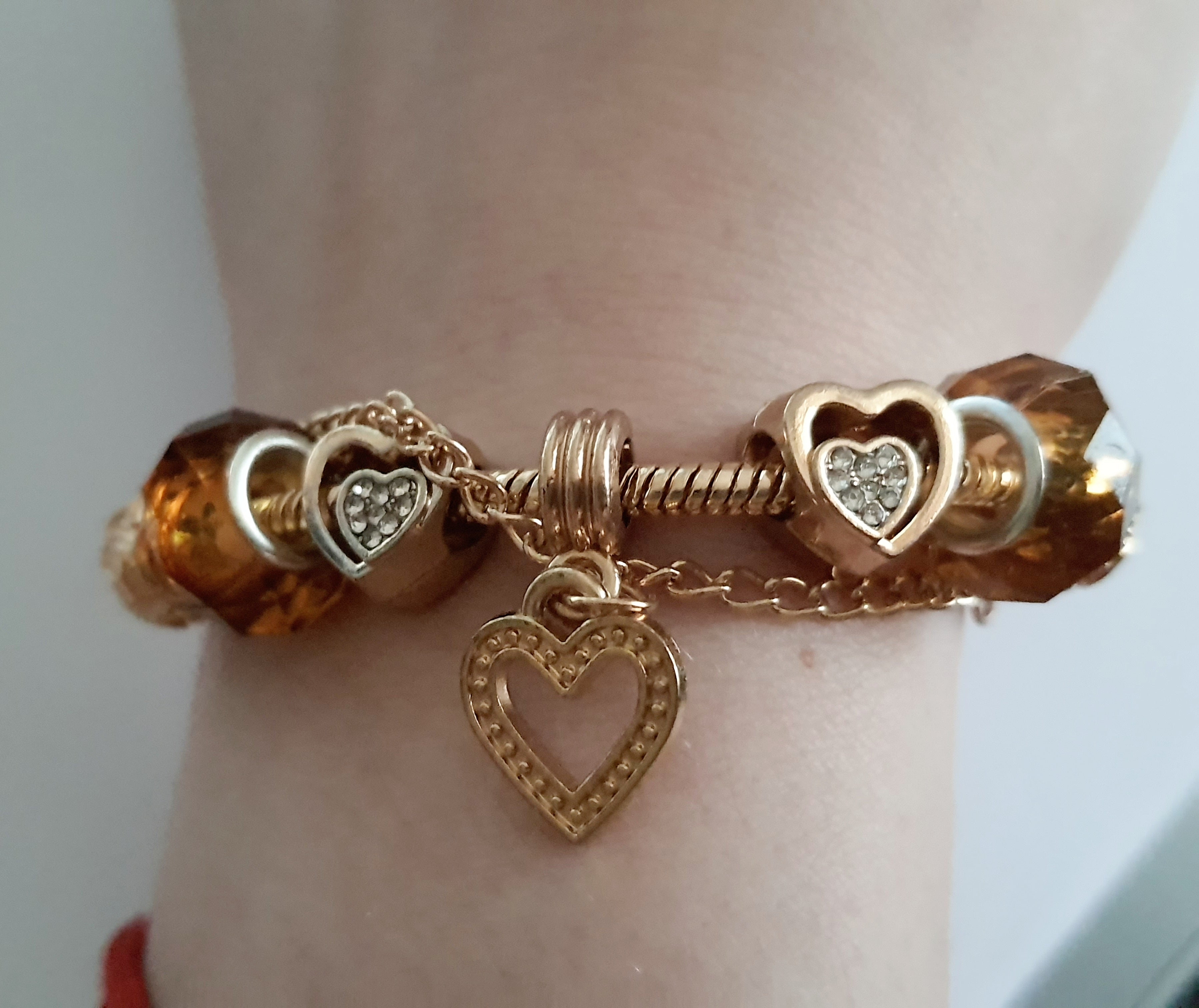 Przepiękna bransoletka stal nierdzewna z charmsami w pięknym, ciepłym bursztynowym kolorze. kolor wyrobu ciepłe złoto. charmsy z blokadą, wyjątkowo śliczny i elegancki wyrób. stal nierdzewna. rougebizu