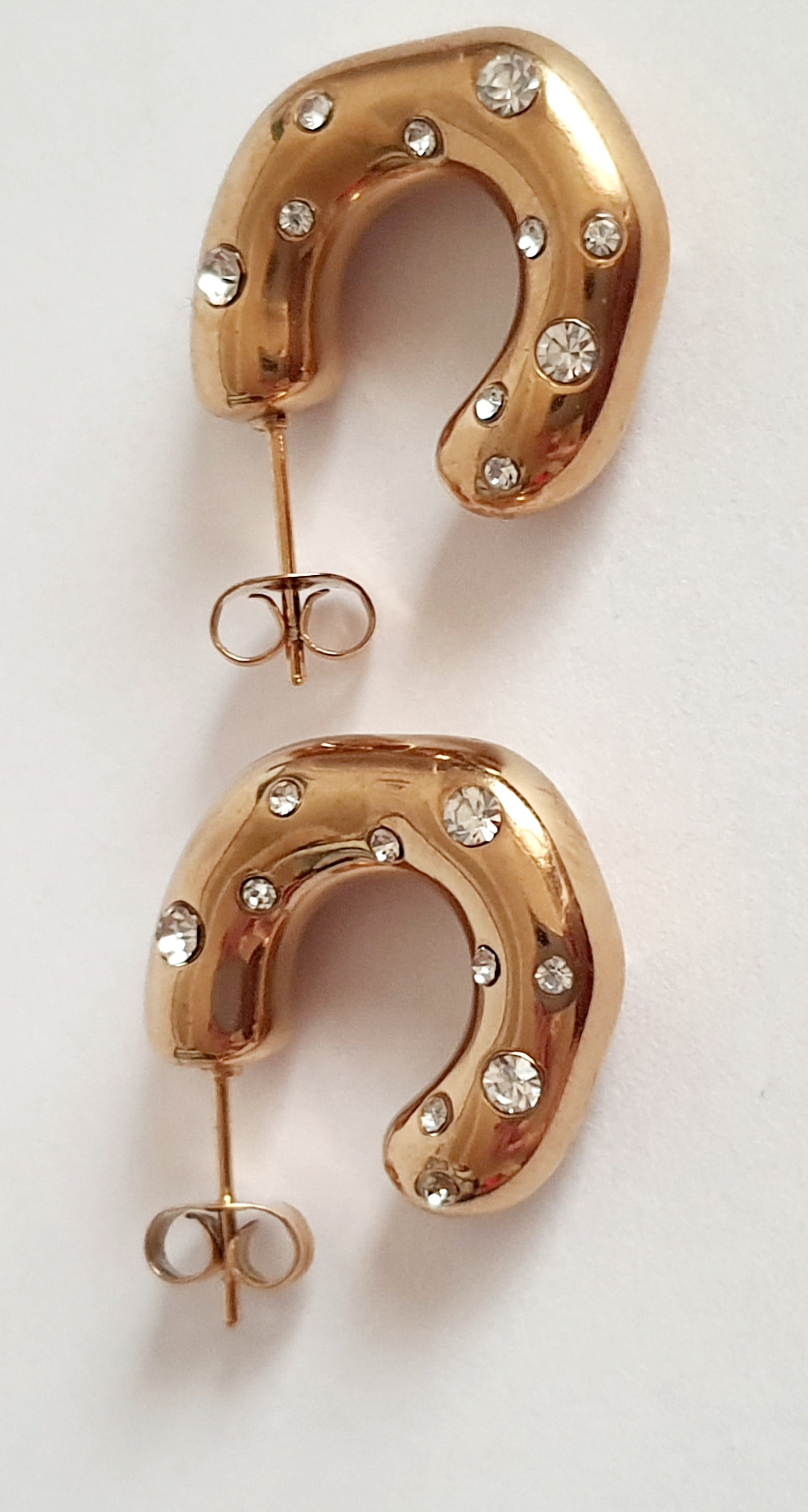 Kolczyki półokręgi 2 cm, stal nierdzewna w złotym kolorze, zdobione białymi cyrkoniami, zapięcie na sztyft. Rouge Bizu.