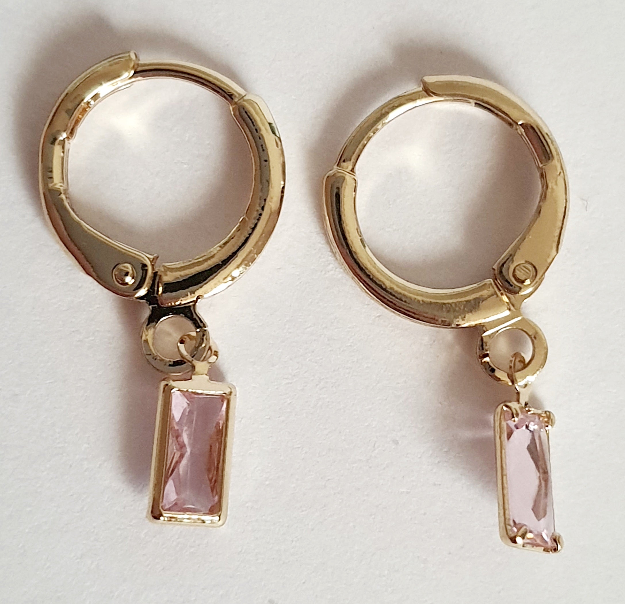 Złote kolczyki koła z różowym prostokątnym kryształem, długość 2 cm, stal nierdzewna. Rouge Bizu.