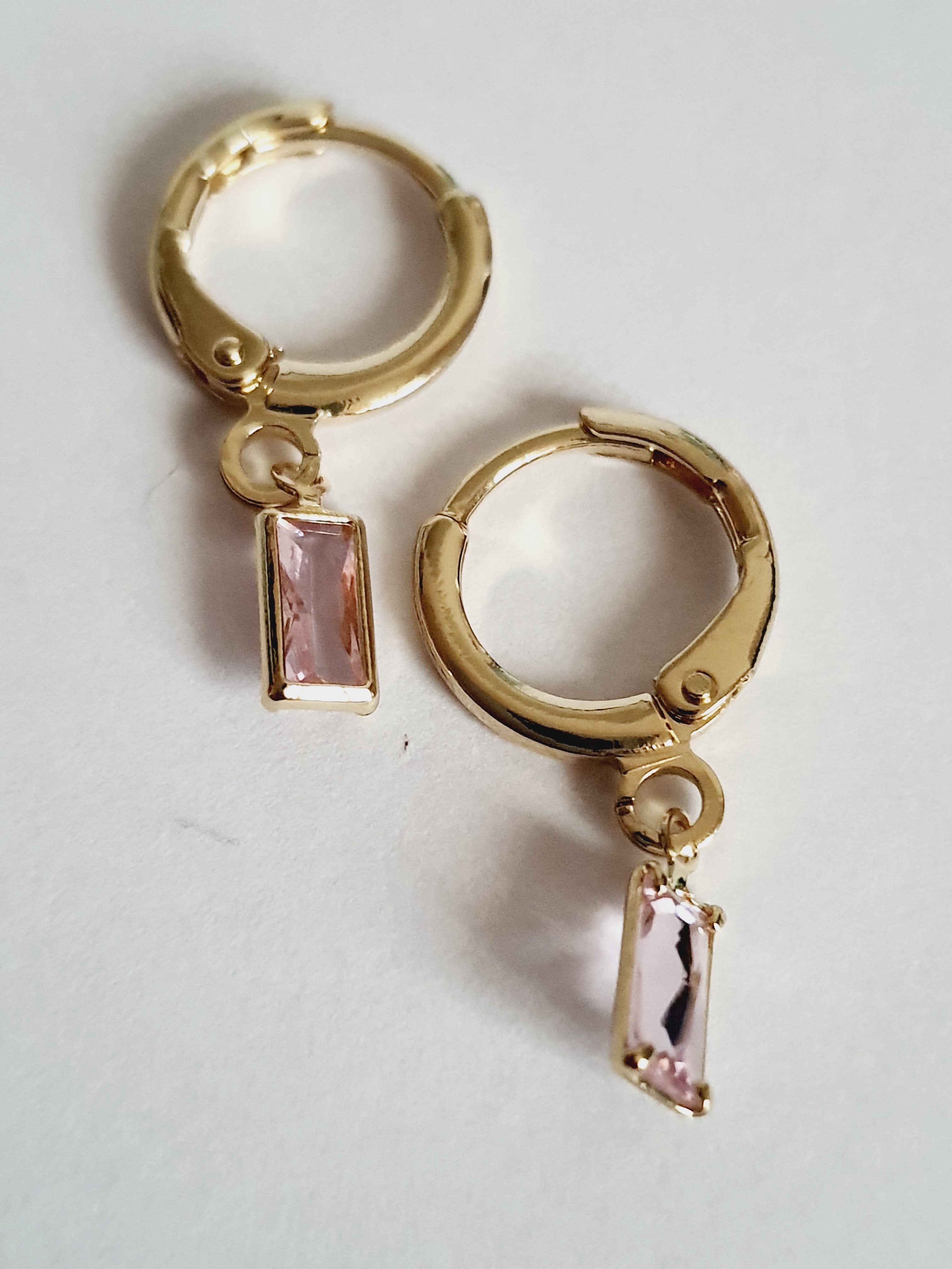 Złote kolczyki koła z różowym prostokątnym kryształem, długość 2 cm, stal nierdzewna. Rouge Bizu.