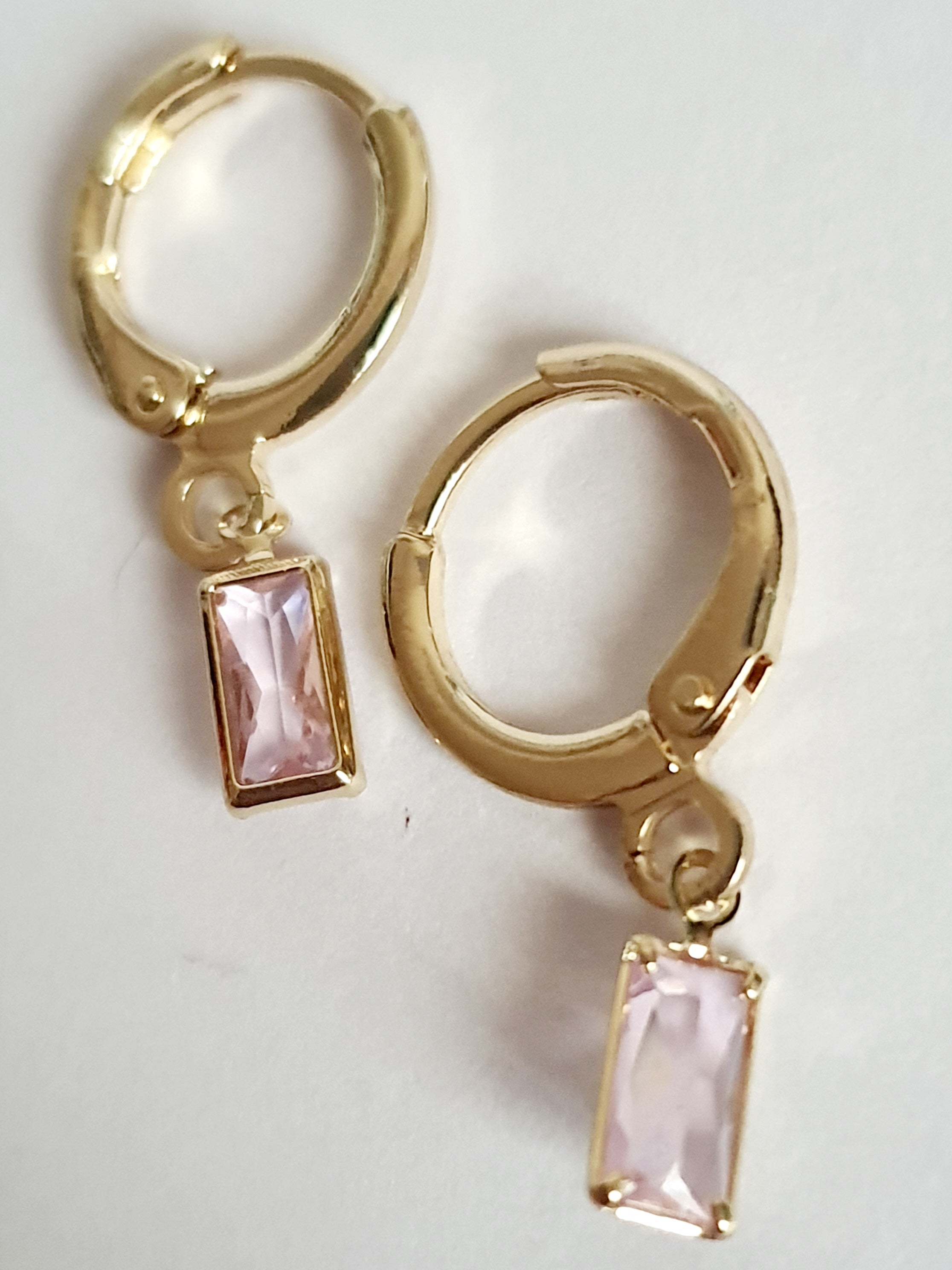 Złote kolczyki koła z różowym prostokątnym kryształem, długość 2 cm, stal nierdzewna. Rouge Bizu.