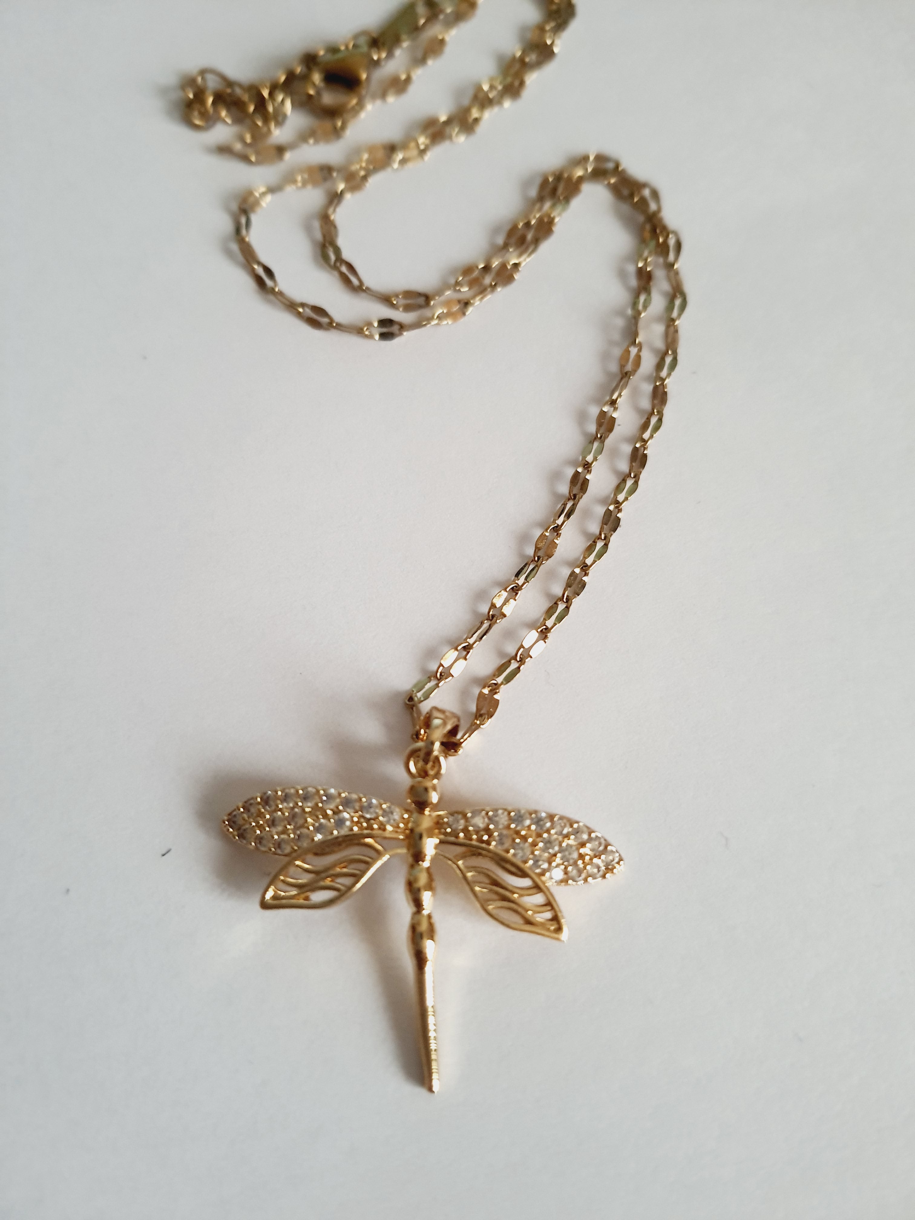 Złoty łańcuszek z zawieszką w kształcie ważki ozdobionej cyrkoniami, długość 41-47 cm.