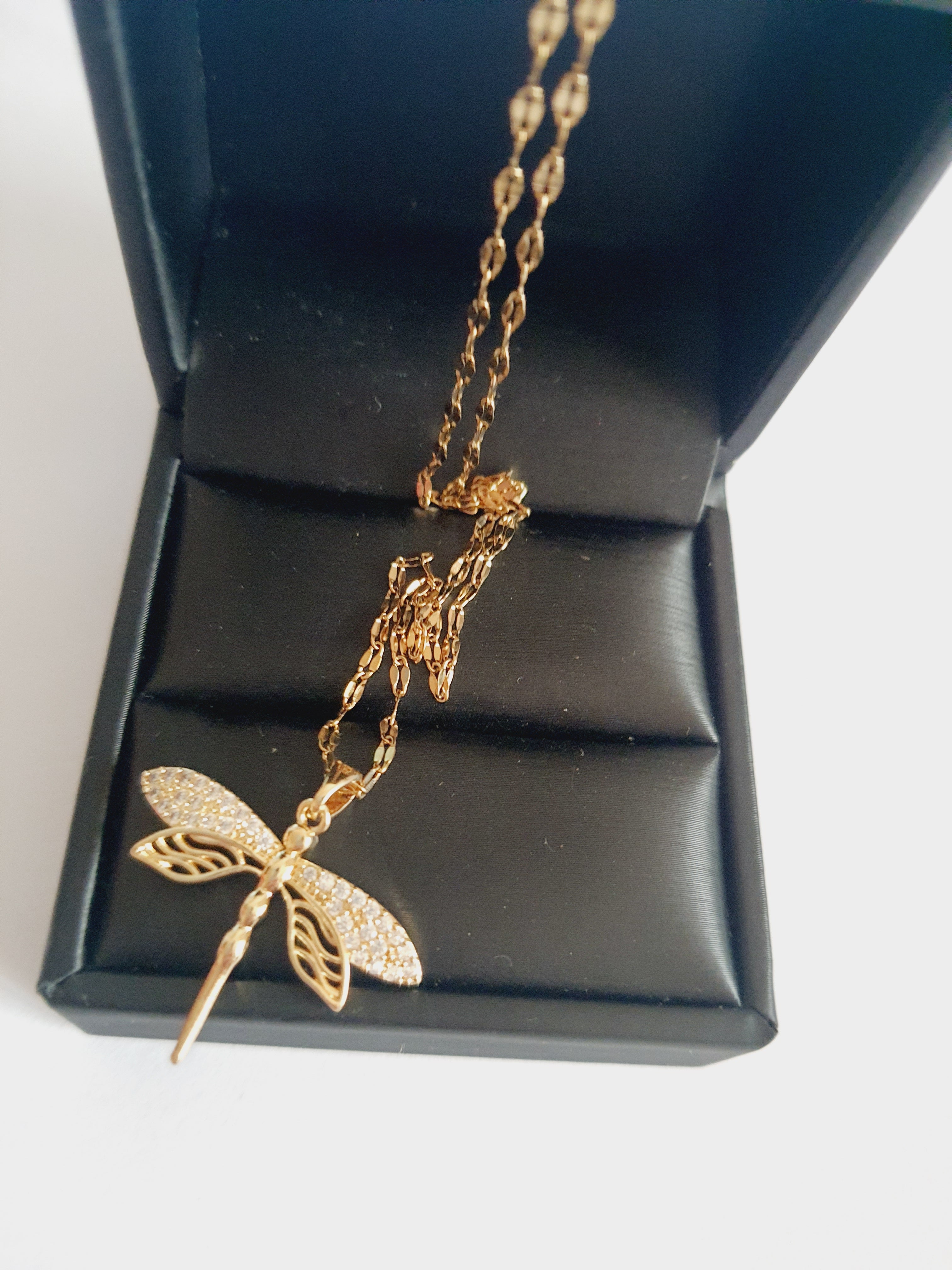 Złoty łańcuszek z zawieszką w kształcie ważki ozdobionej cyrkoniami, długość 41-47 cm.