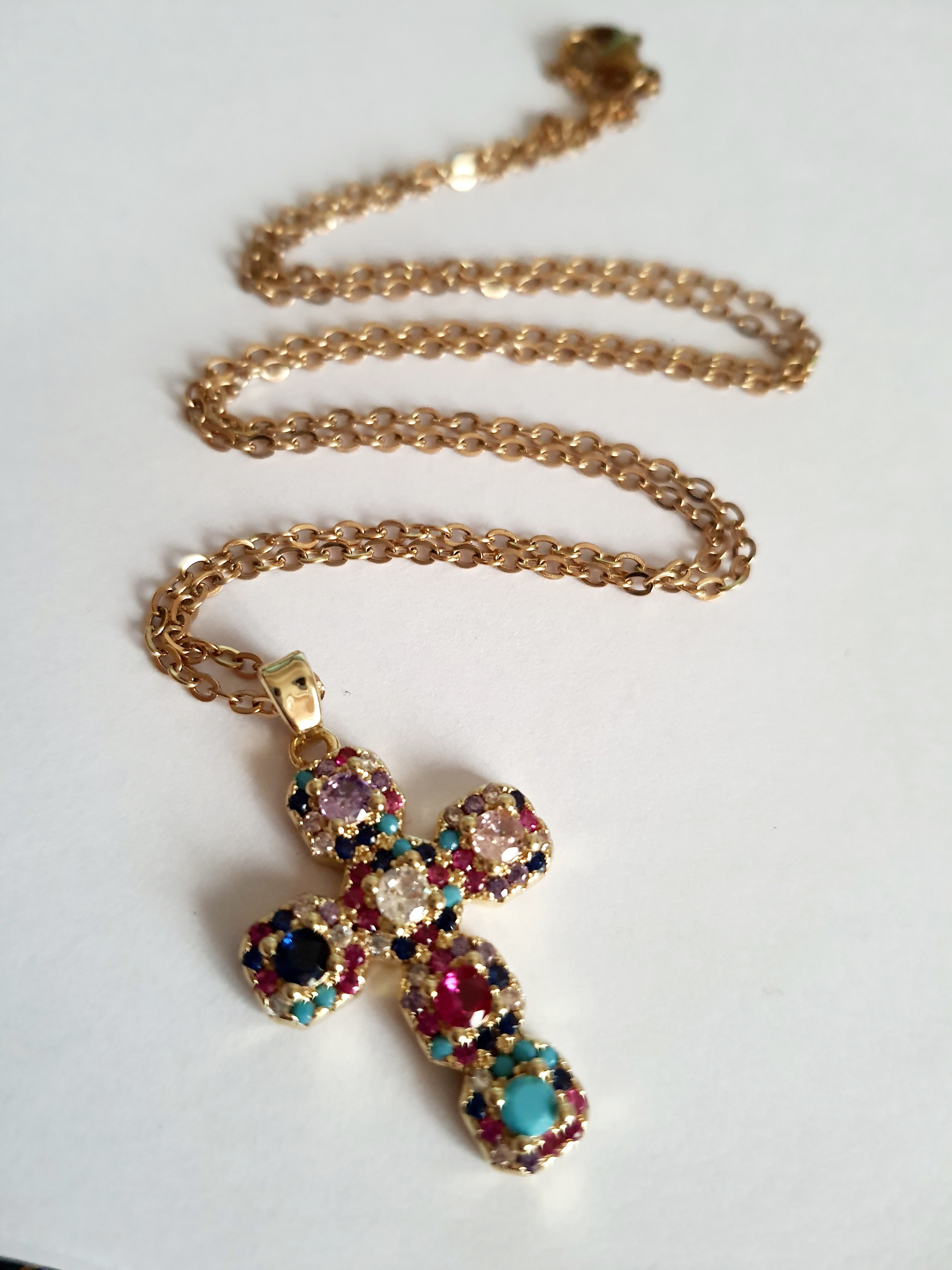 Złoty naszyjnik z krzyżem wysadzanym kolorowymi kamieniami – turkus, czerwień, fiolet, granat i biel, długość 50 cm, stal nierdzewna, RougeBizu.