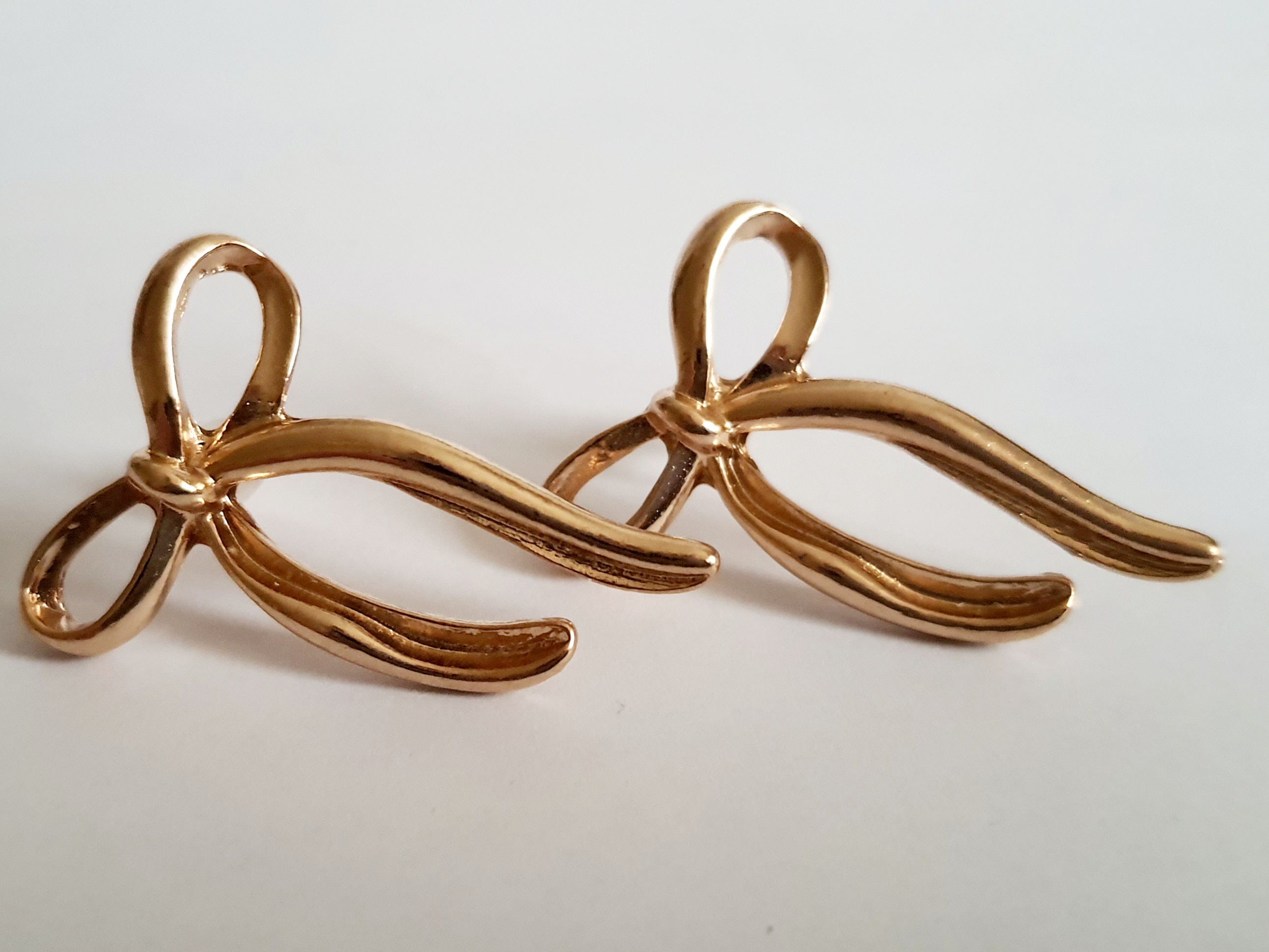 Złote kolczyki kokardki, stal nierdzewna, długość 4 cm, romantyczny styl retro. Rouge Bizu.