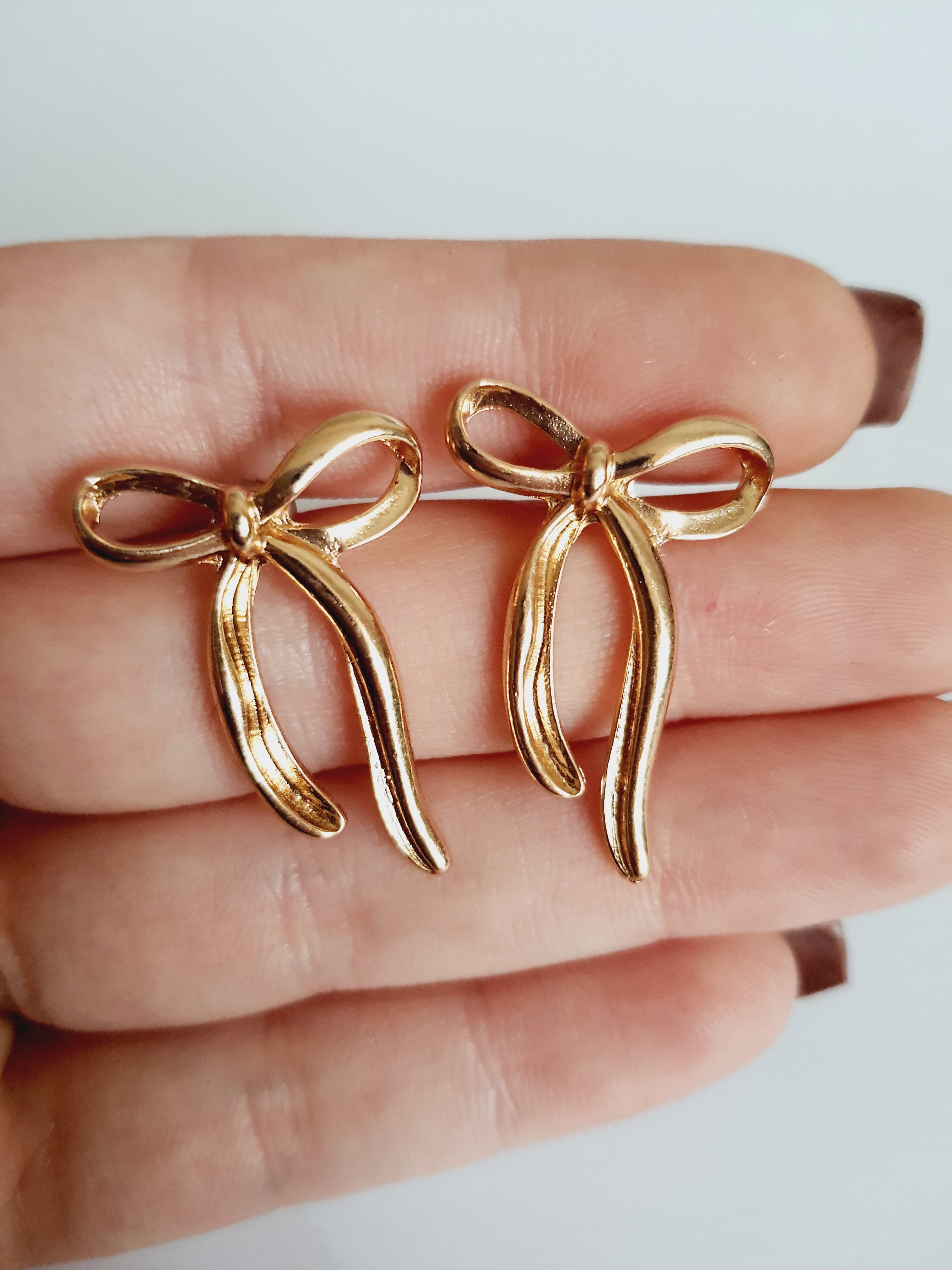 Złote kolczyki kokardki, stal nierdzewna, długość 4 cm, romantyczny styl retro. Rouge Bizu.