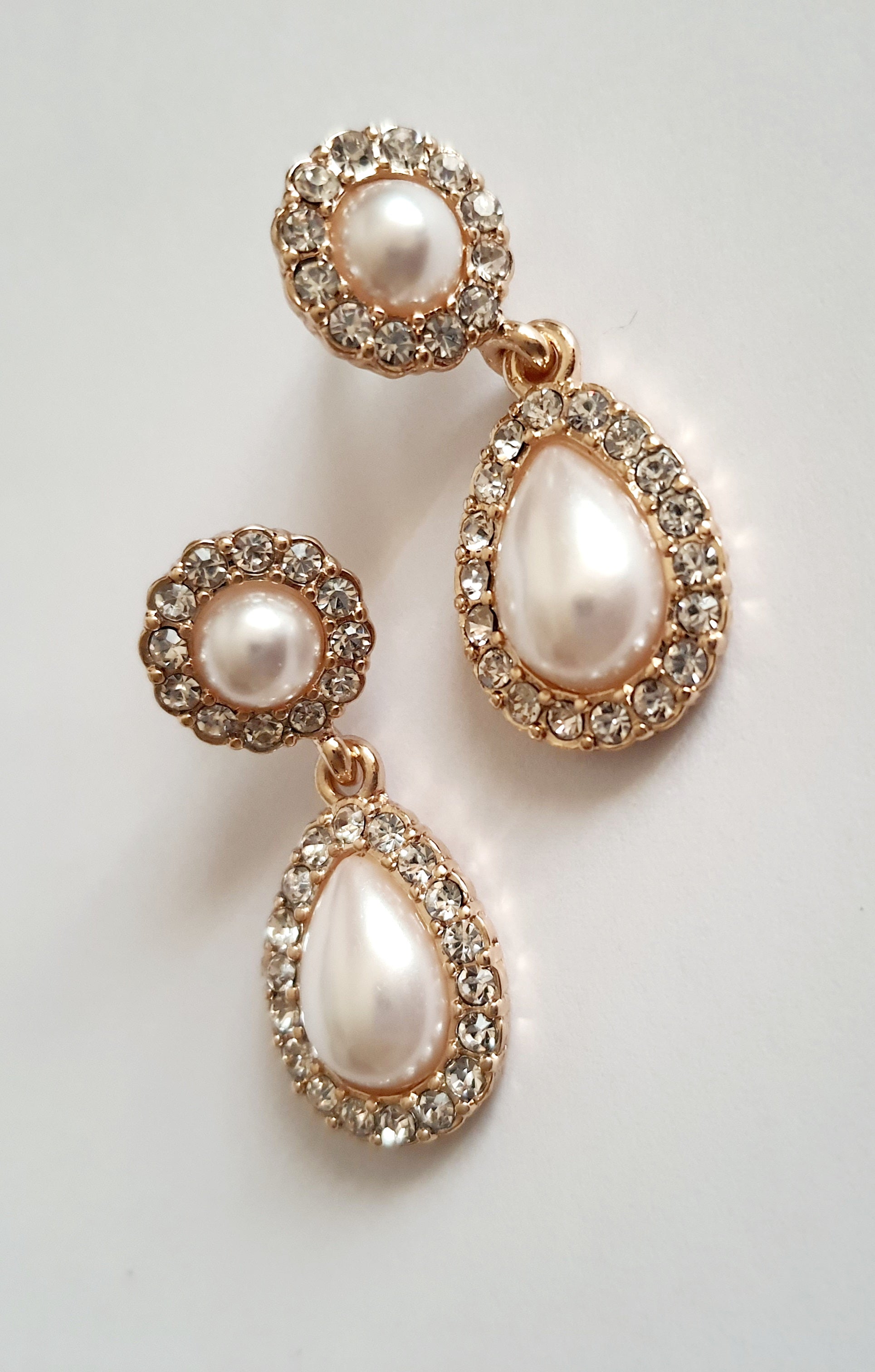 Kolczyki złote wiszące ze stali nierdzewnej z perłami syntetycznymi i cyrkoniami, długość 4 cm, styl glamour, elegancja i klasa. Rouge Bizu.