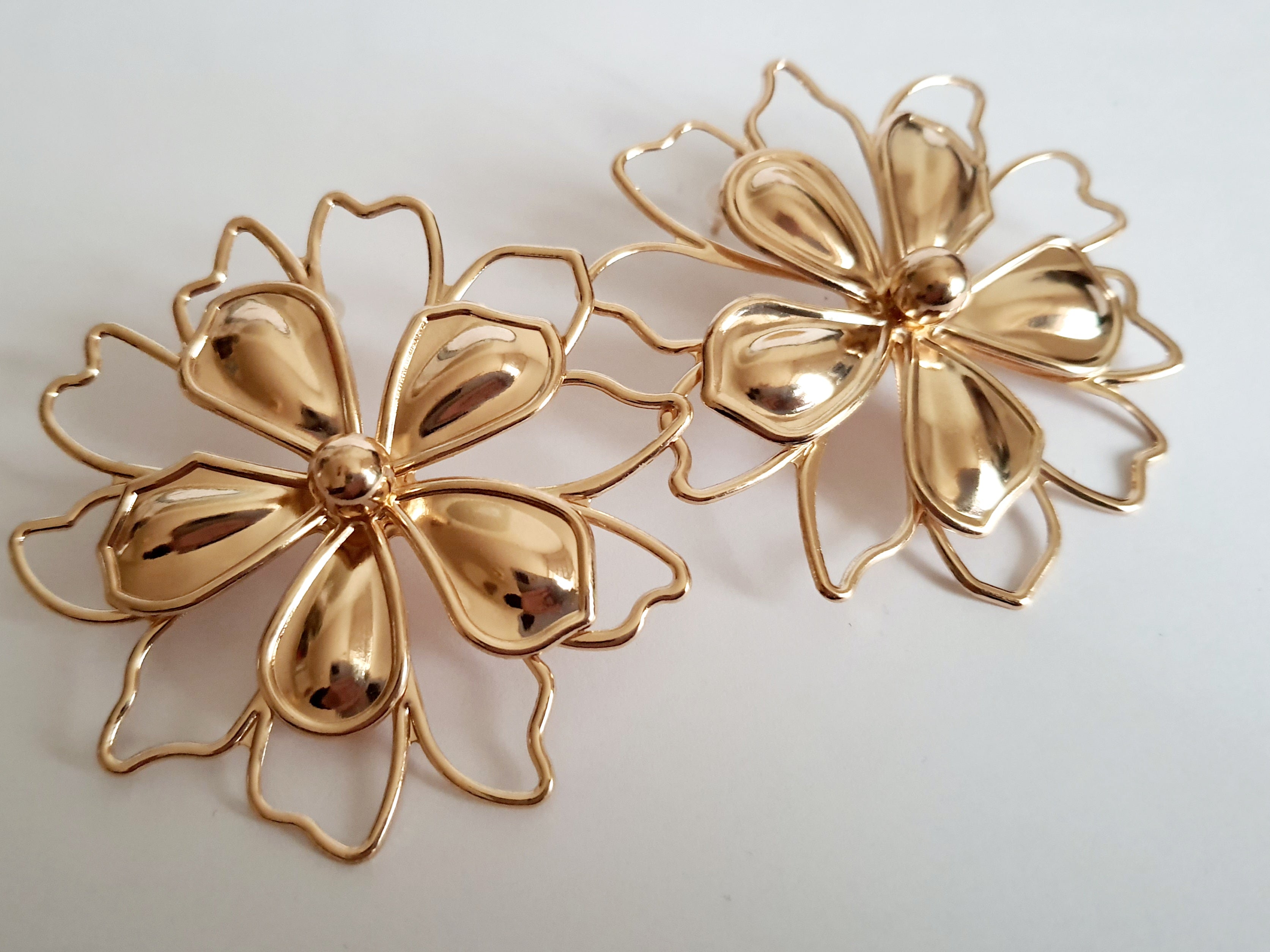 Złote kolczyki w kształcie dużych ażurowych kwiatów, wykonane ze stali nierdzewnej, średnica 6 cm, styl artystyczny, glamour i boho. Rouge Bizu.