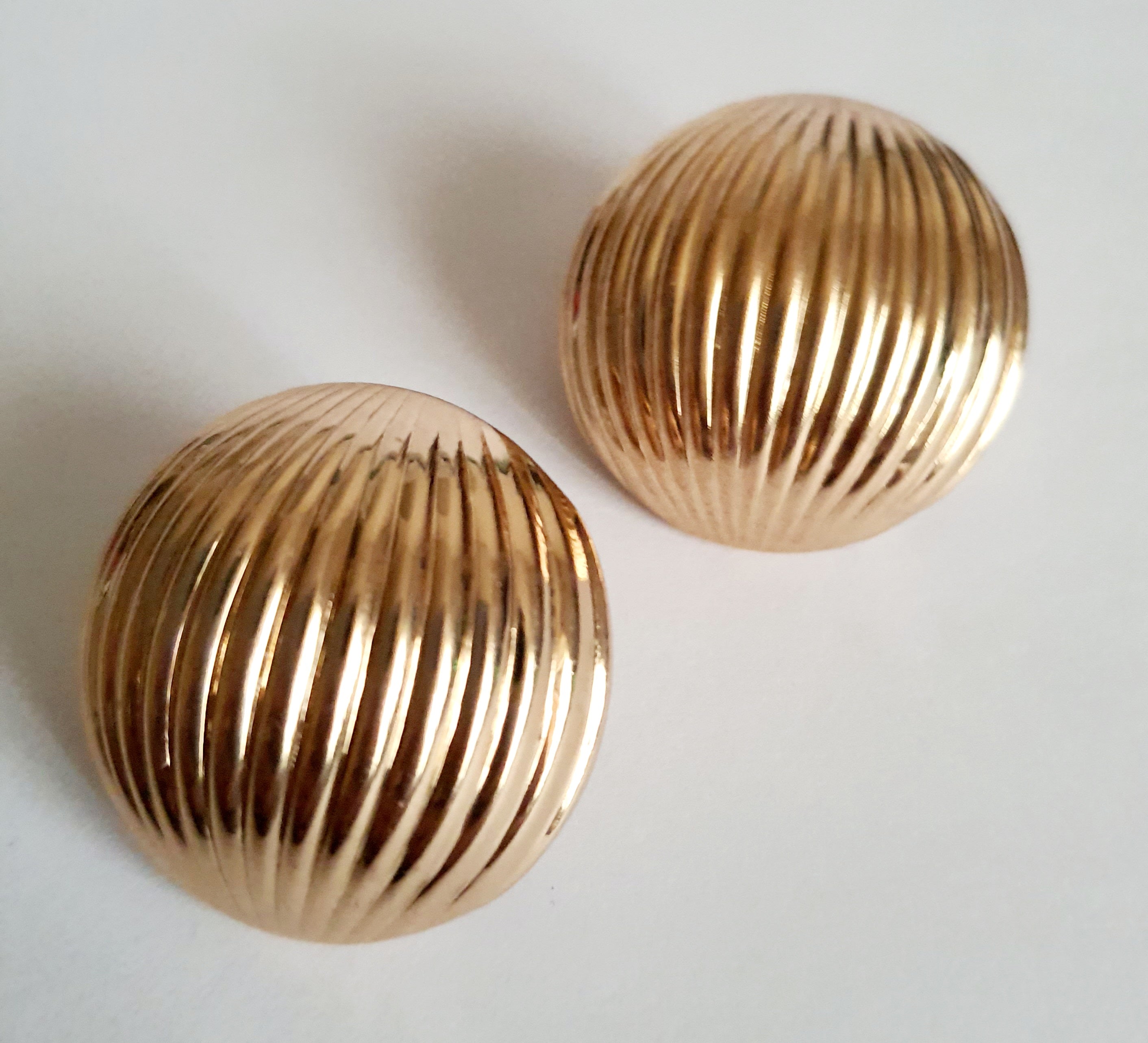 Złote kolczyki retro na wkrętki ze stali nierdzewnej, żłobiona powierzchnia w stylu vintage, średnica 3 cm. Rouge Bizu.