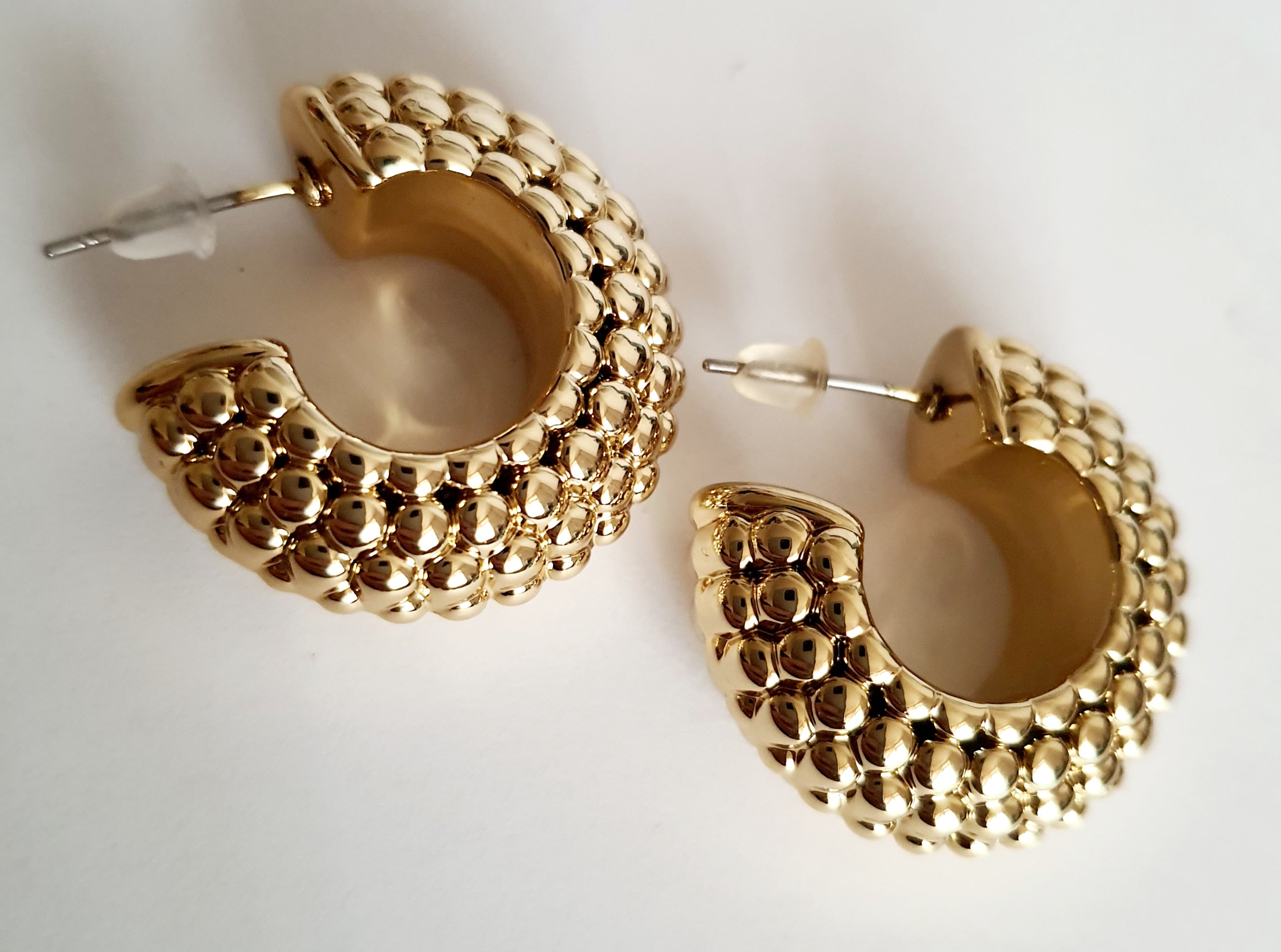 Złote kolczyki koła z fakturą kuleczek, stal nierdzewna, średnica 4 cm, styl glamour. Rouge Bizu.