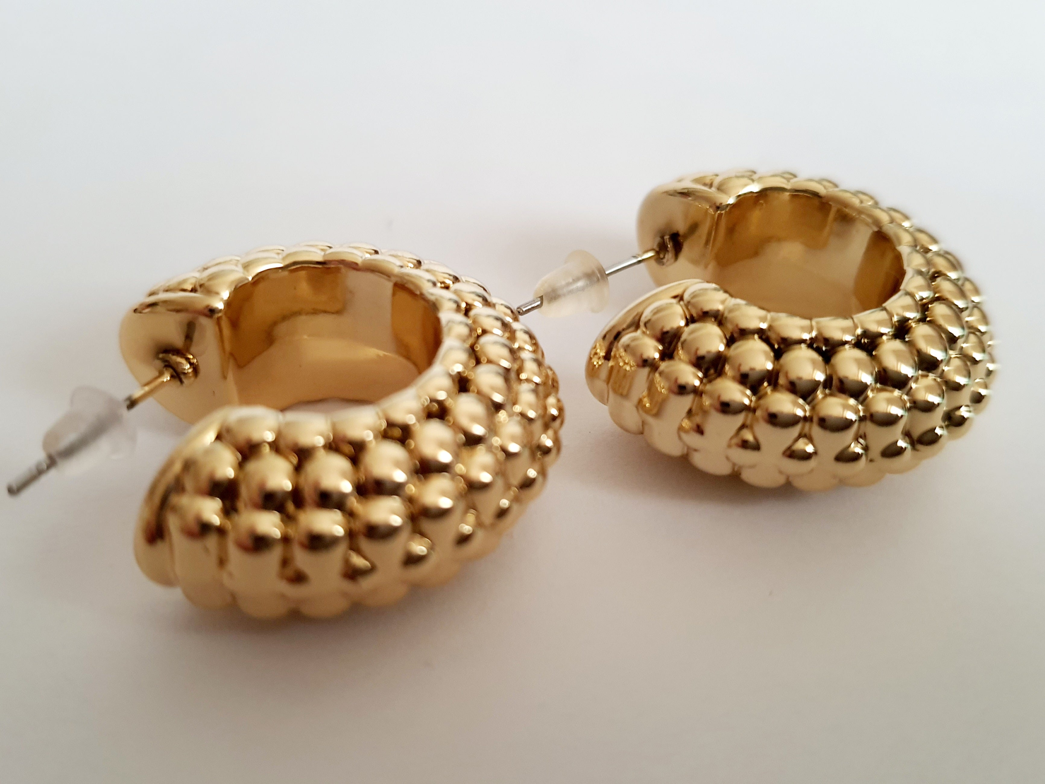 Złote kolczyki koła z fakturą kuleczek, stal nierdzewna, średnica 4 cm, styl glamour. Rouge Bizu.