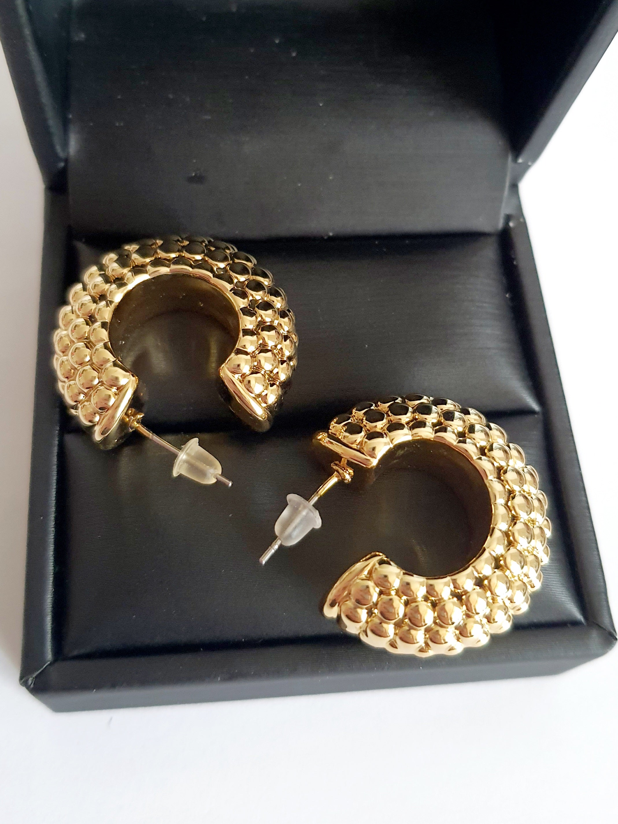 Złote kolczyki koła z fakturą kuleczek, stal nierdzewna, średnica 4 cm, styl glamour. Rouge Bizu.