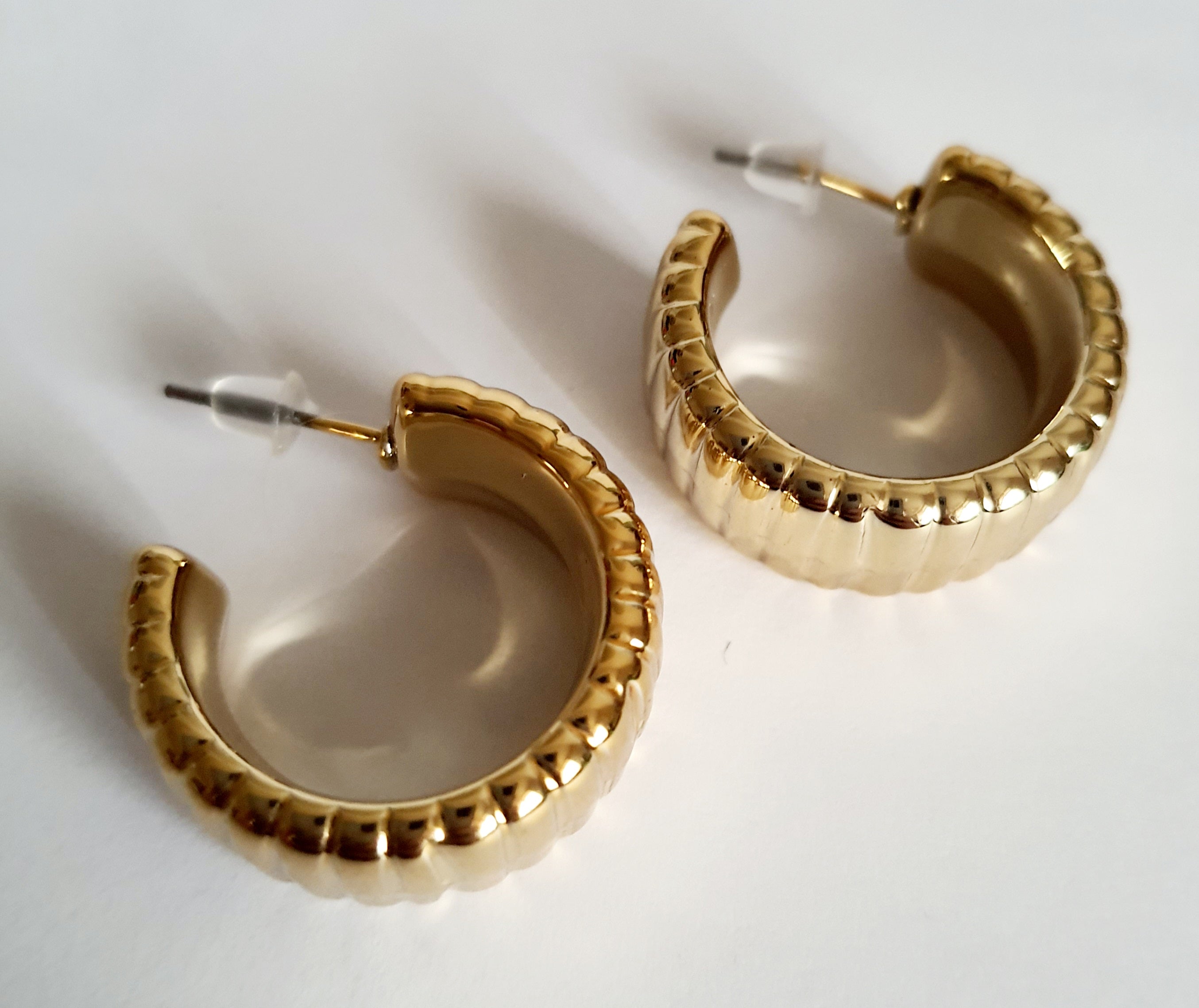 Złote kolczyki koła ryflowane, stal nierdzewna, średnica 4 cm, eleganckie i klasyczne. Rouge Bizu.