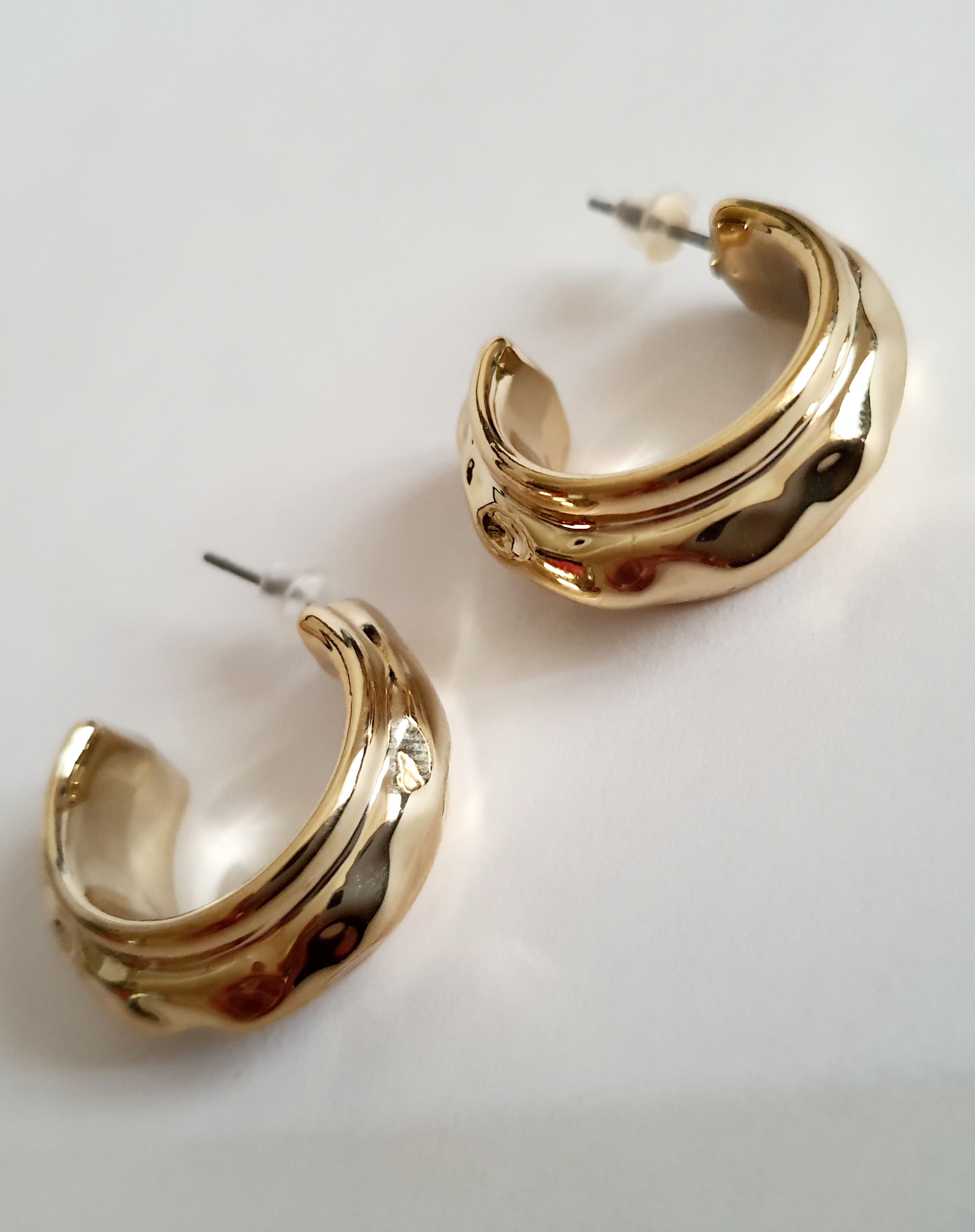 Złote kolczyki koła falowane, stal nierdzewna, średnica 4 cm, eleganckie i nowoczesne. Rouge Bizu.