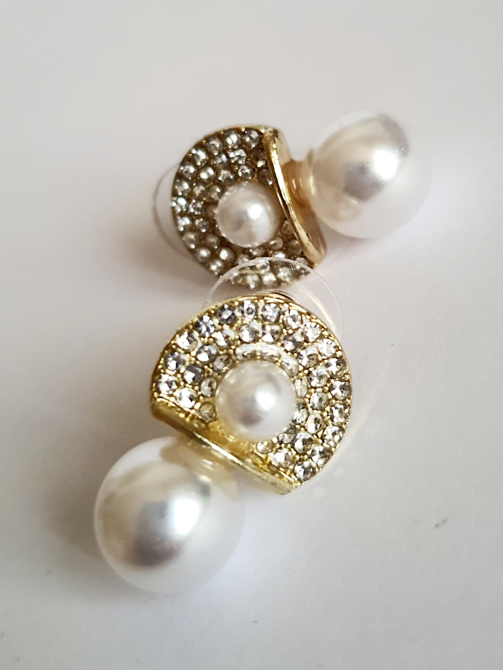 Kolczyki złote ze stali nierdzewnej o długości 2 cm, z podwójną białą perłą i oprawą wysadzaną cyrkoniami, elegancja i blask, Rouge Bizu.