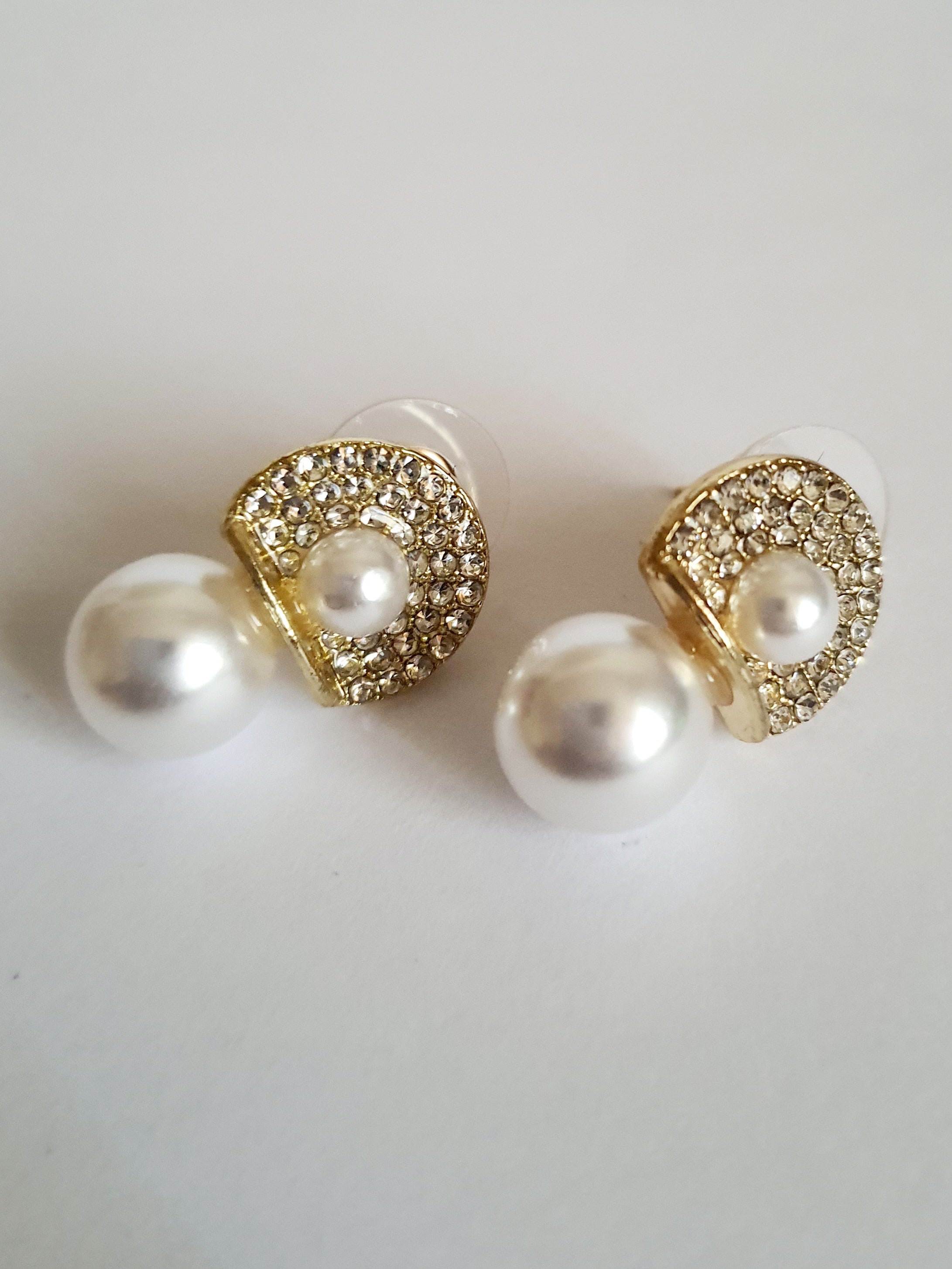 Kolczyki złote ze stali nierdzewnej o długości 2 cm, z podwójną białą perłą i oprawą wysadzaną cyrkoniami, elegancja i blask, Rouge Bizu.