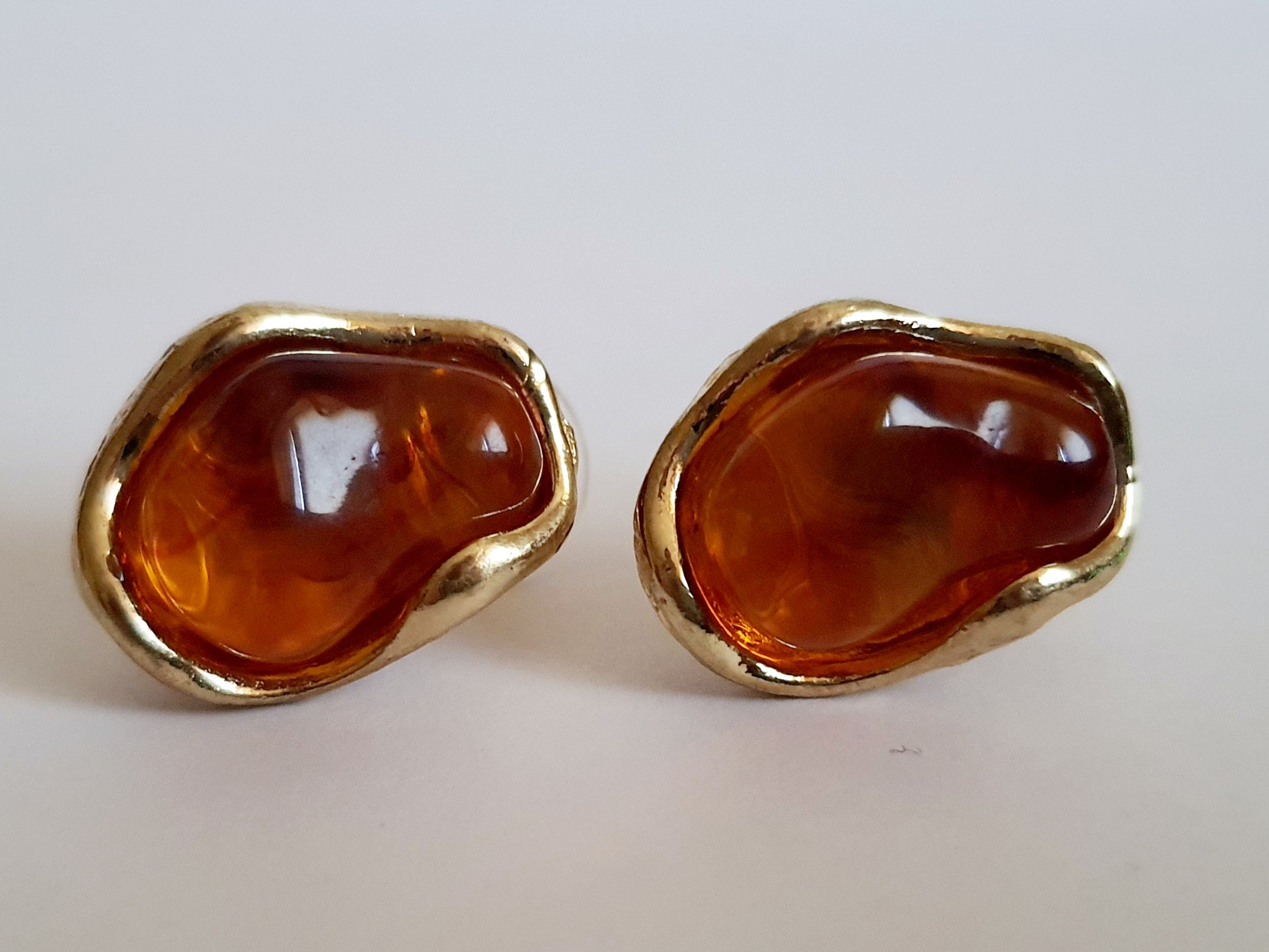 Kolczyki złote z bursztynowym akcentem, nieregularna organiczna forma, stal nierdzewna, stal chirurgiczna, elegancja i artystyczny styl, Rouge Bizu.