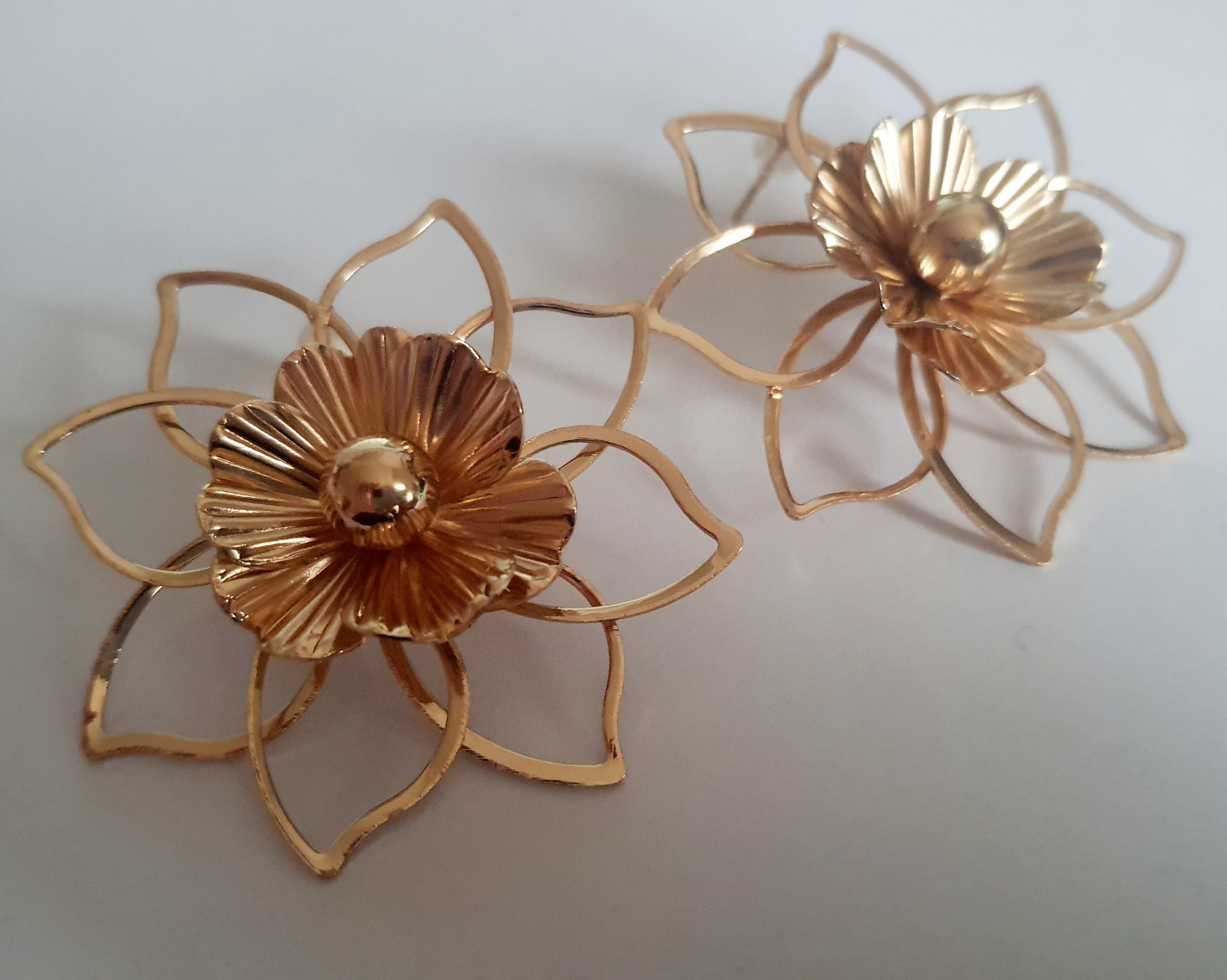 Kolczyki złote w kształcie kwiatów, ażurowa forma, średnica 5 cm, stal nierdzewna, stal chirurgiczna, romantyczny i artystyczny styl, Rouge Bizu.