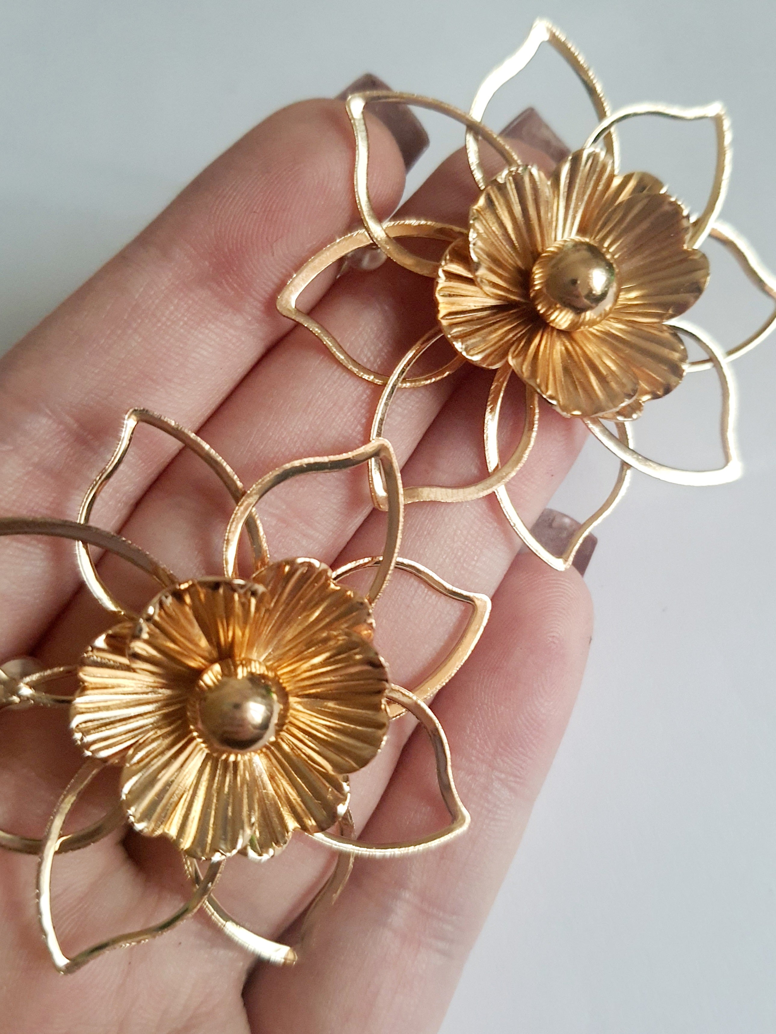 Kolczyki złote w kształcie kwiatów, ażurowa forma, średnica 5 cm, stal nierdzewna, stal chirurgiczna, romantyczny i artystyczny styl, Rouge Bizu.