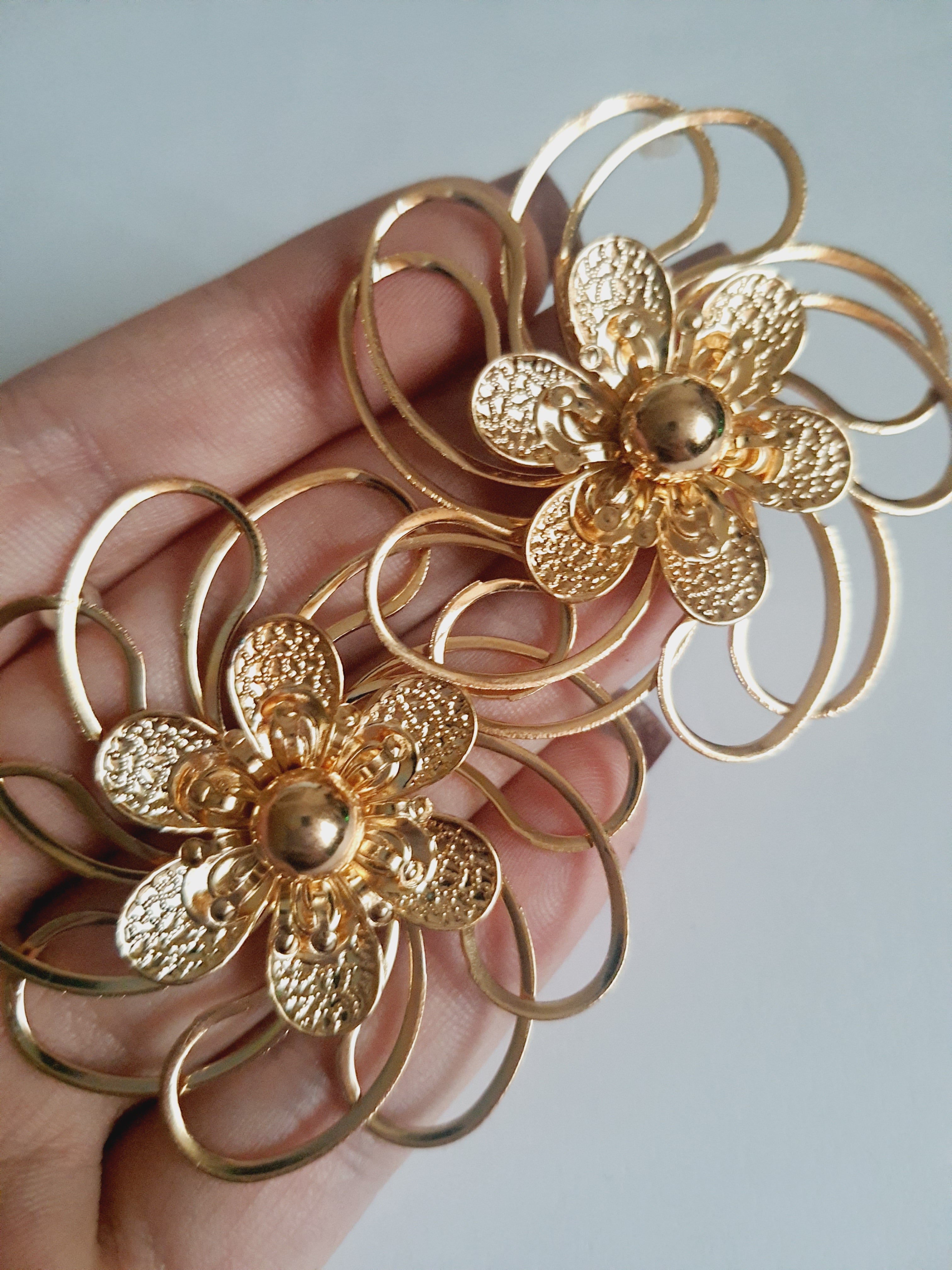 Kolczyki złote w kształcie przestrzennych kwiatów 3D, ażurowa forma, średnica 5 cm, stal nierdzewna, stal chirurgiczna, elegancki i artystyczny styl, Rouge Bizu.