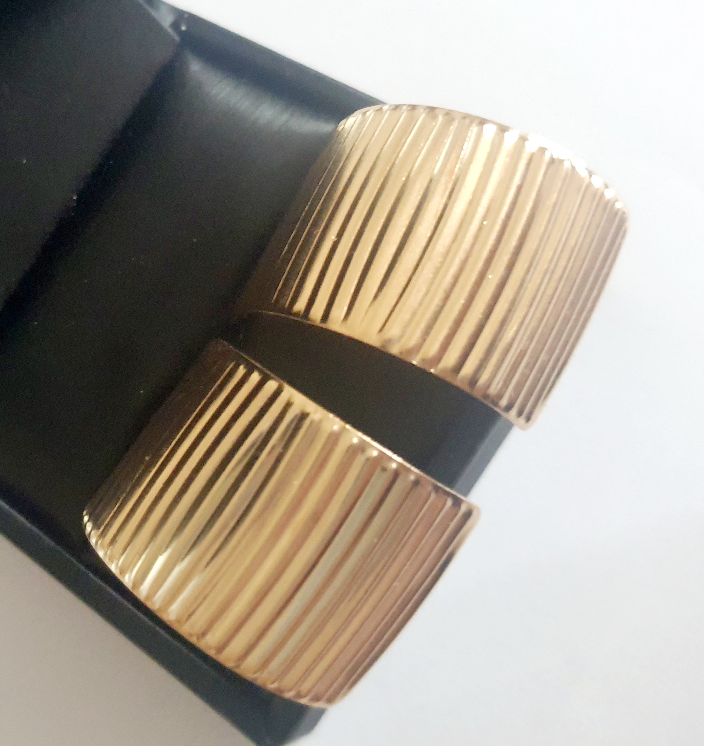 Złote kolczyki szerokie z pionowym tłoczeniem, minimalistyczne i eleganckie. Stal nierdzewna, długość 3 cm. Rouge Bizu.