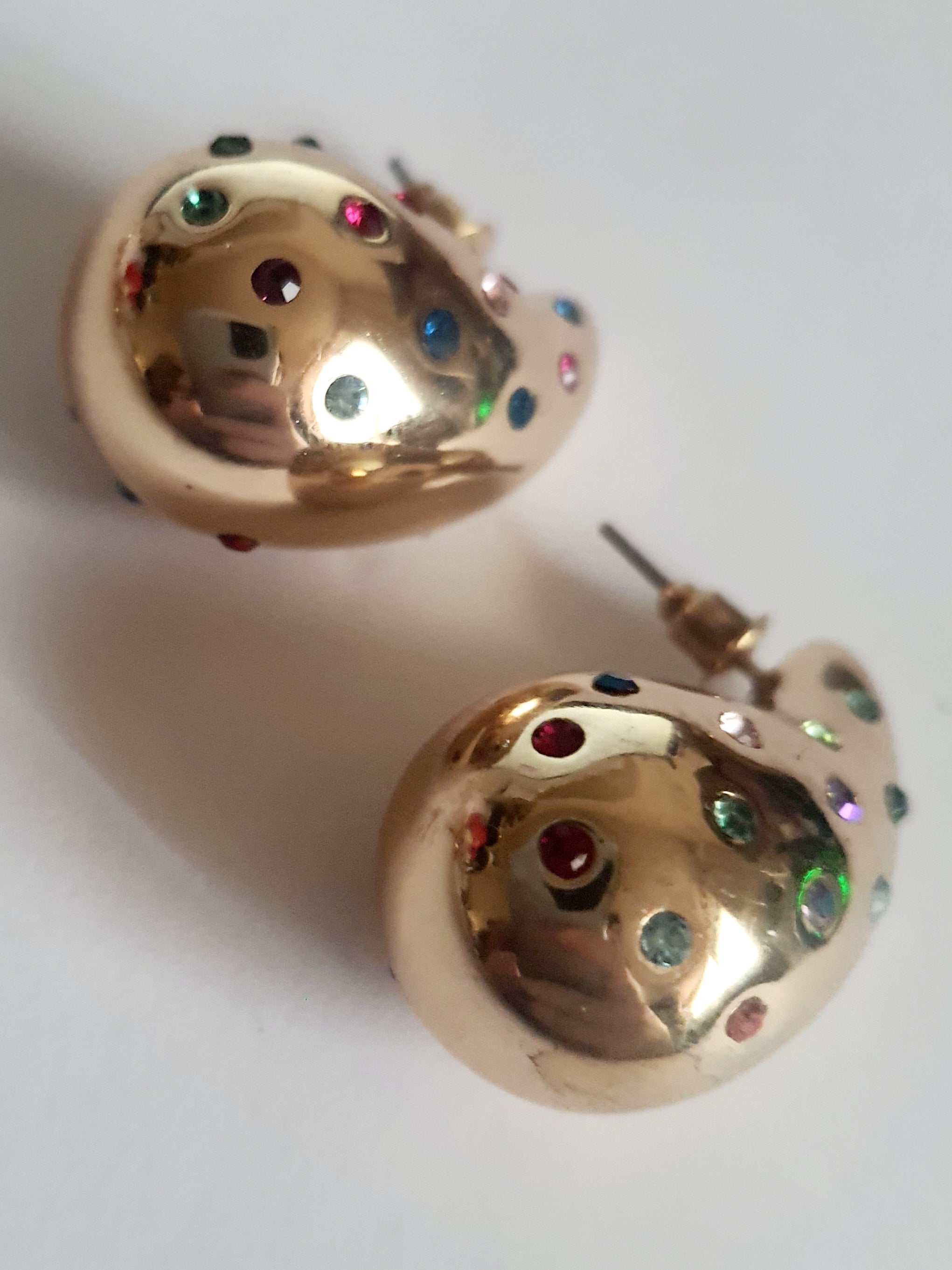 Złote kolczyki z kolorowymi kryształkami, eleganckie i radosne, stal nierdzewna, 3 cm, zapięcie sztyft. Rouge Bizu.