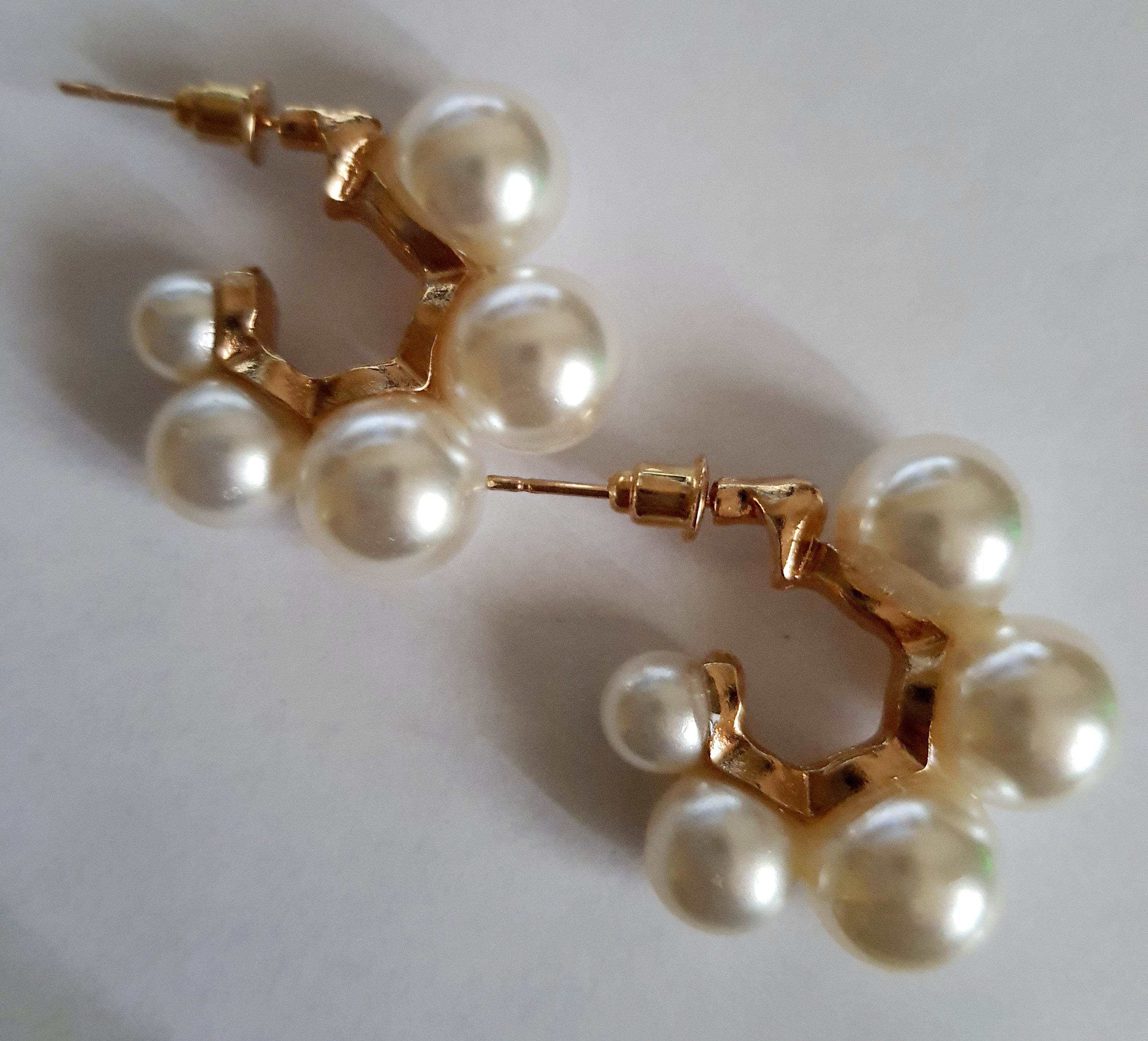 „Złote kolczyki koła o średnicy 3 cm, wykonane ze stali nierdzewnej, ozdobione lśniącymi perłami kulistymi, eleganckie i klasyczne – Rouge Bizu.”