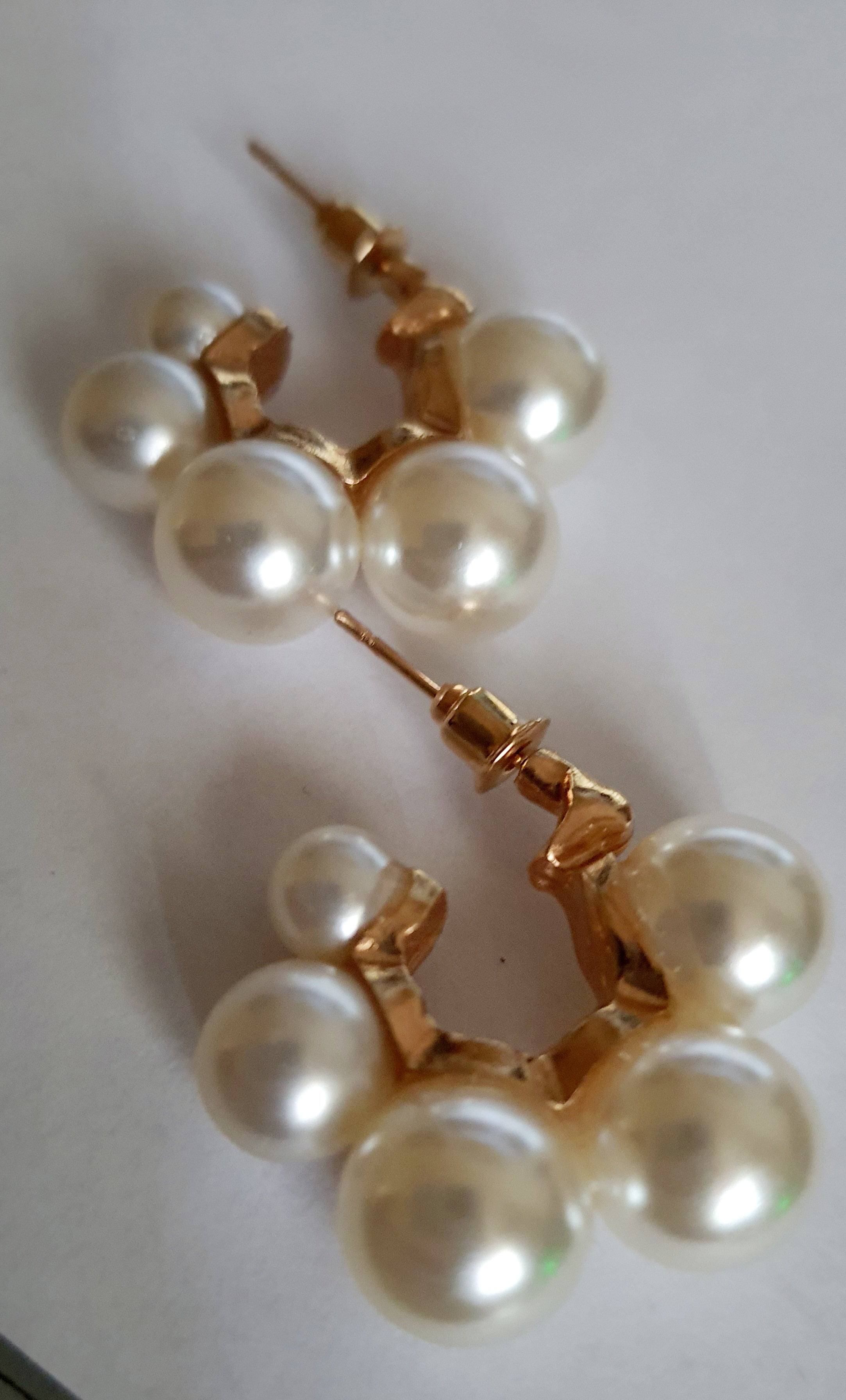 „Złote kolczyki koła o średnicy 3 cm, wykonane ze stali nierdzewnej, ozdobione lśniącymi perłami kulistymi, eleganckie i klasyczne – Rouge Bizu.”