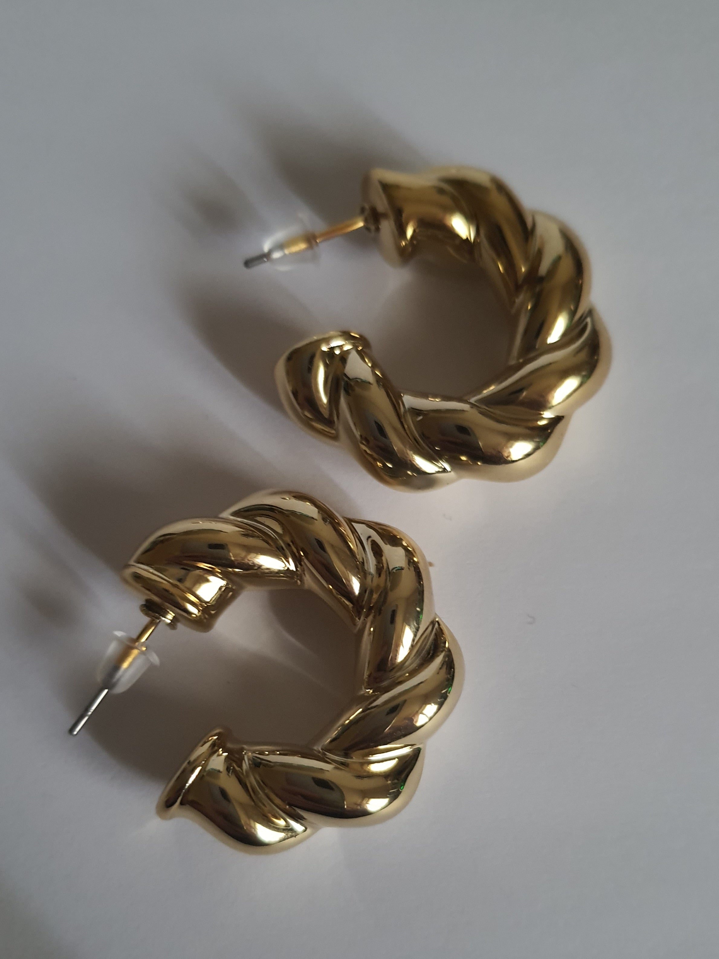 „Złote kolczyki koła o średnicy 3 cm, wykonane ze stali nierdzewnej, z plecioną fakturą i lśniącym wykończeniem – Rouge Bizu.”