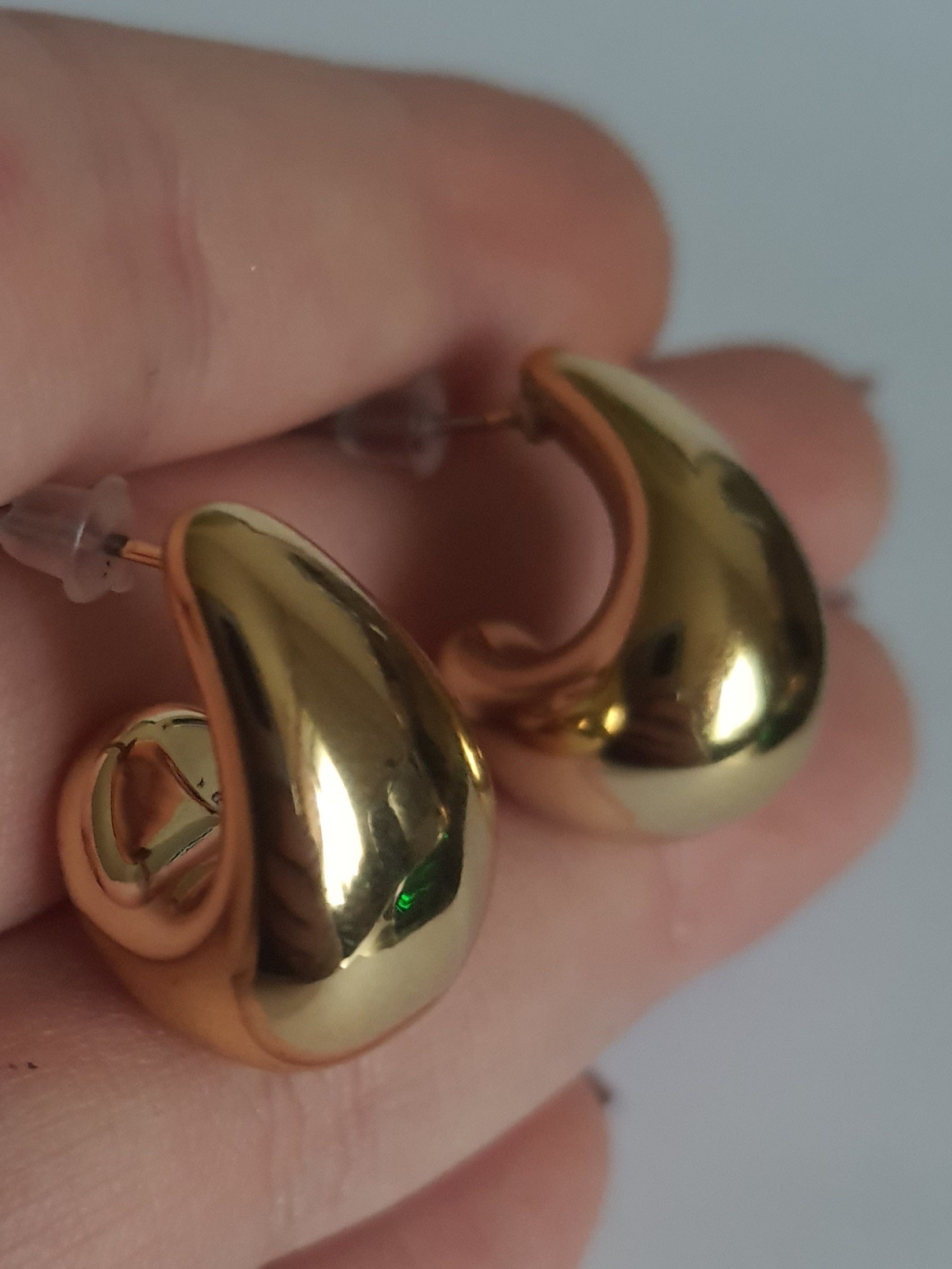 „Złote kolczyki krople o długości 2 cm, wykonane ze stali nierdzewnej, o lśniącej powierzchni w nowoczesnym, organicznym stylu – Rouge Bizu.”