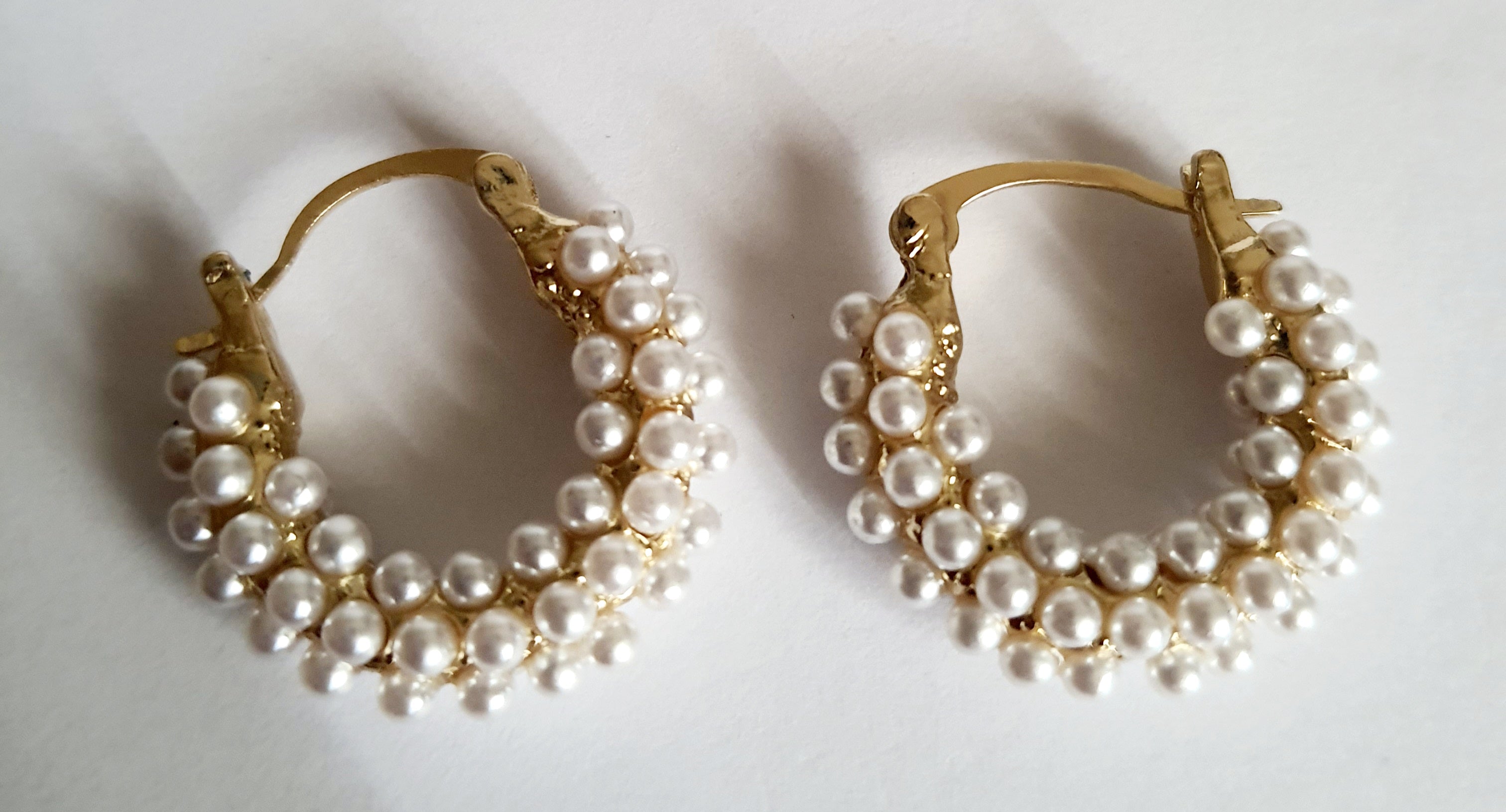 Kolczyki koła ze stali nierdzewnej, złocone, ozdobione rzędem białych perełek, średnica 2,4 cm, RougeBizu.