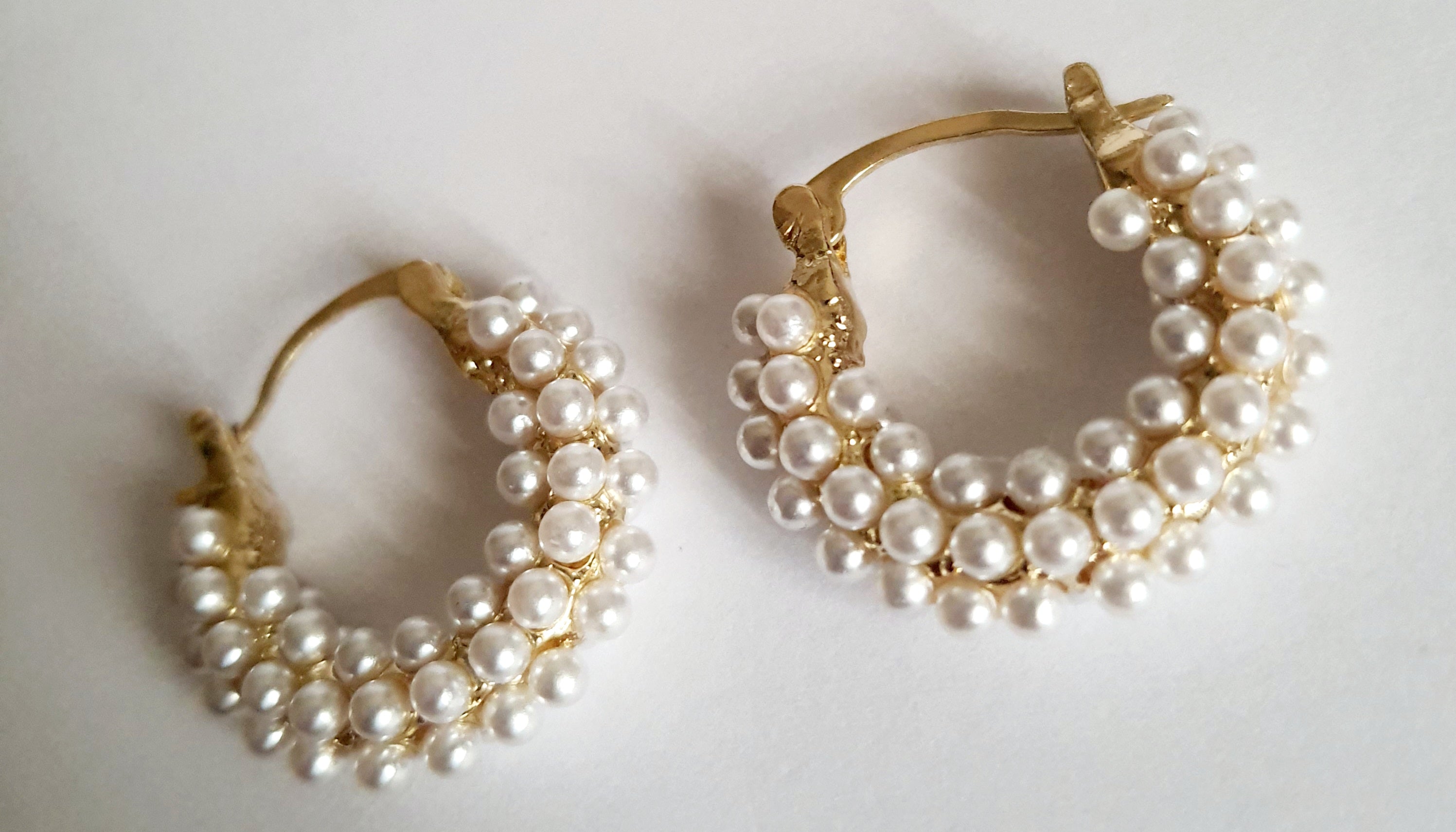 Kolczyki koła ze stali nierdzewnej, złocone, ozdobione rzędem białych perełek, średnica 2,4 cm, RougeBizu.