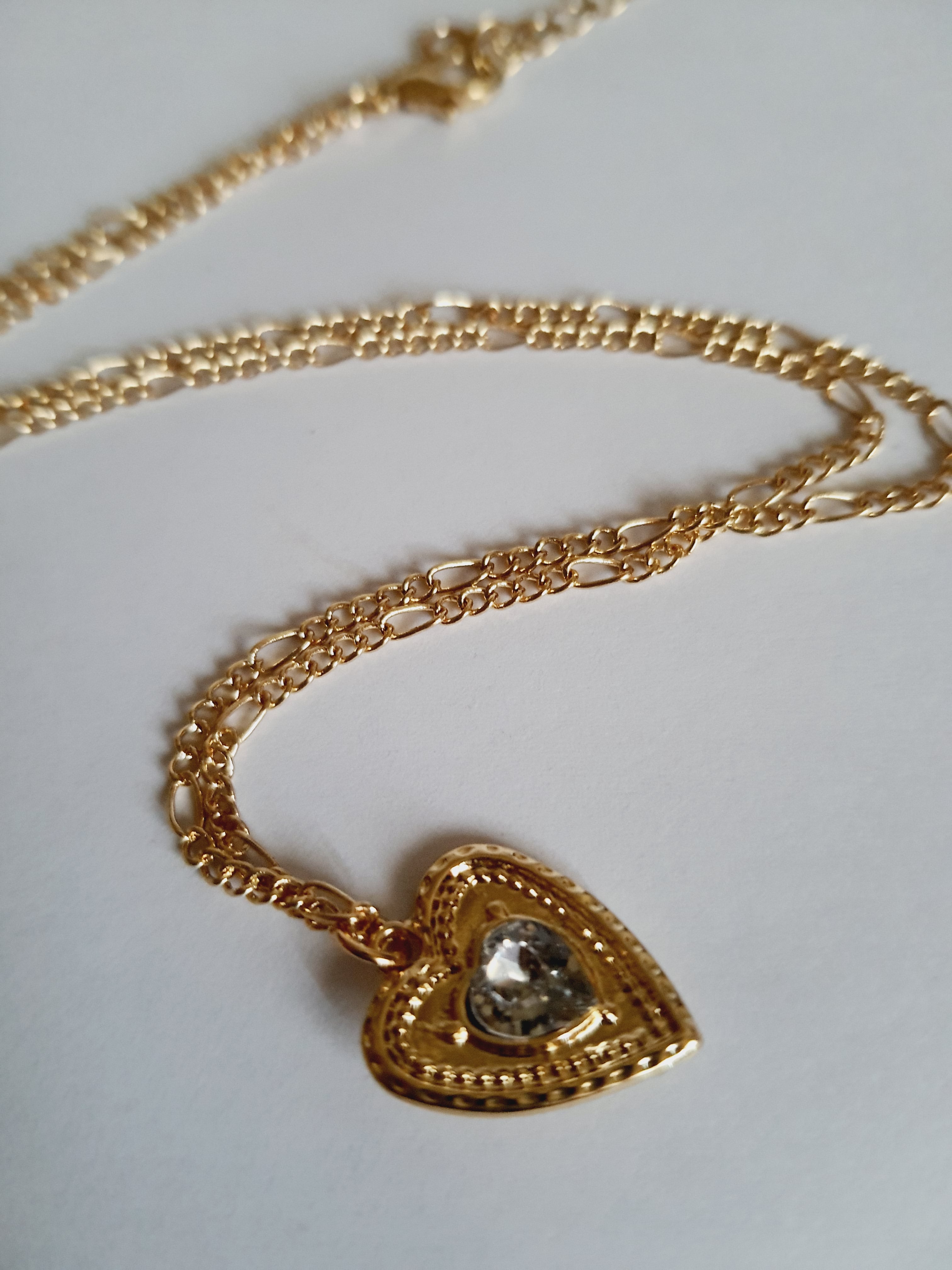 Naszyjnik złocony ze stali nierdzewnej, długość regulowana 38–46,5 cm, zawieszka w kształcie serca z cyrkonią, RougeBizu.