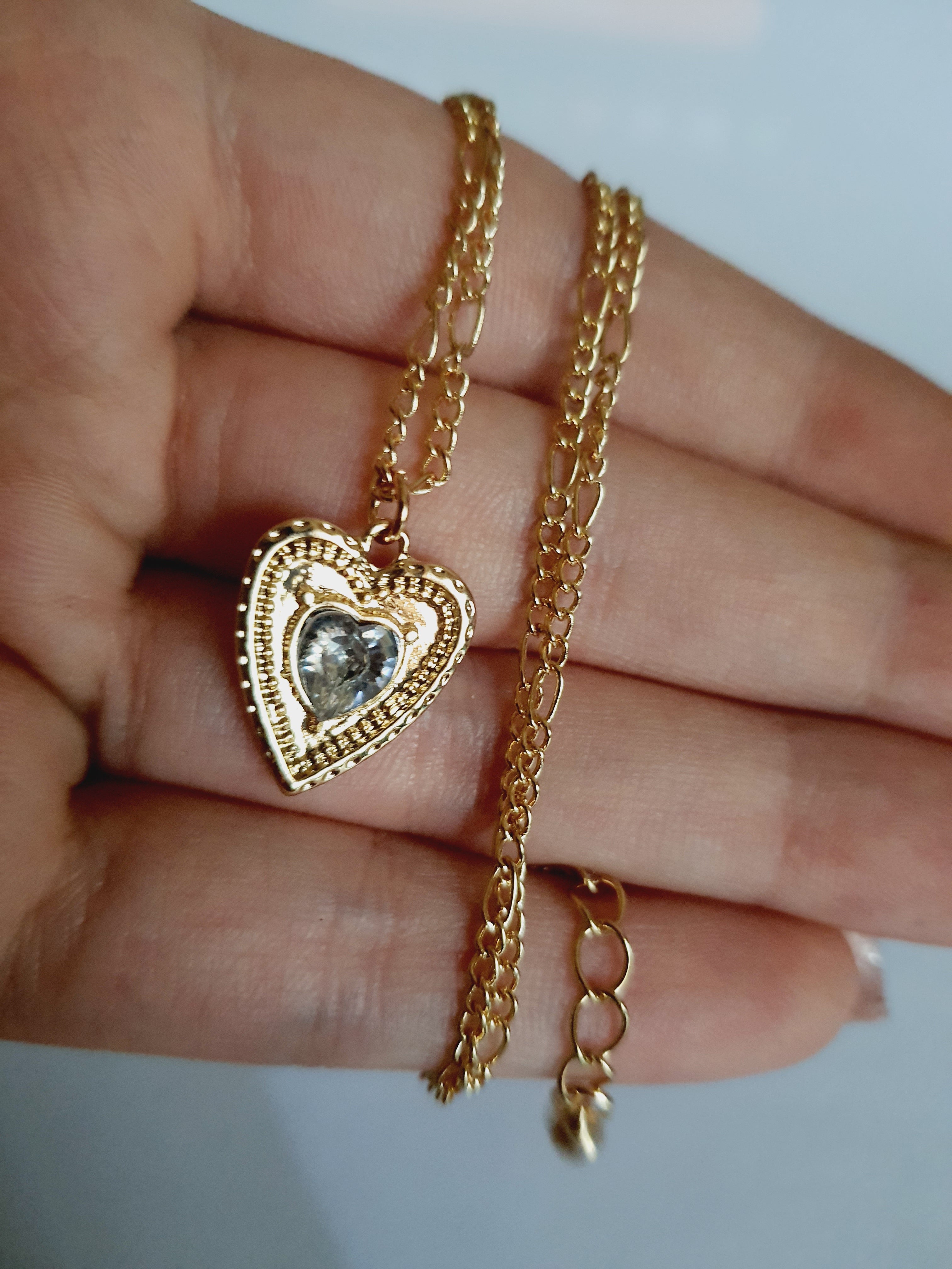 Naszyjnik złocony ze stali nierdzewnej, długość regulowana 38–46,5 cm, zawieszka w kształcie serca z cyrkonią, RougeBizu.