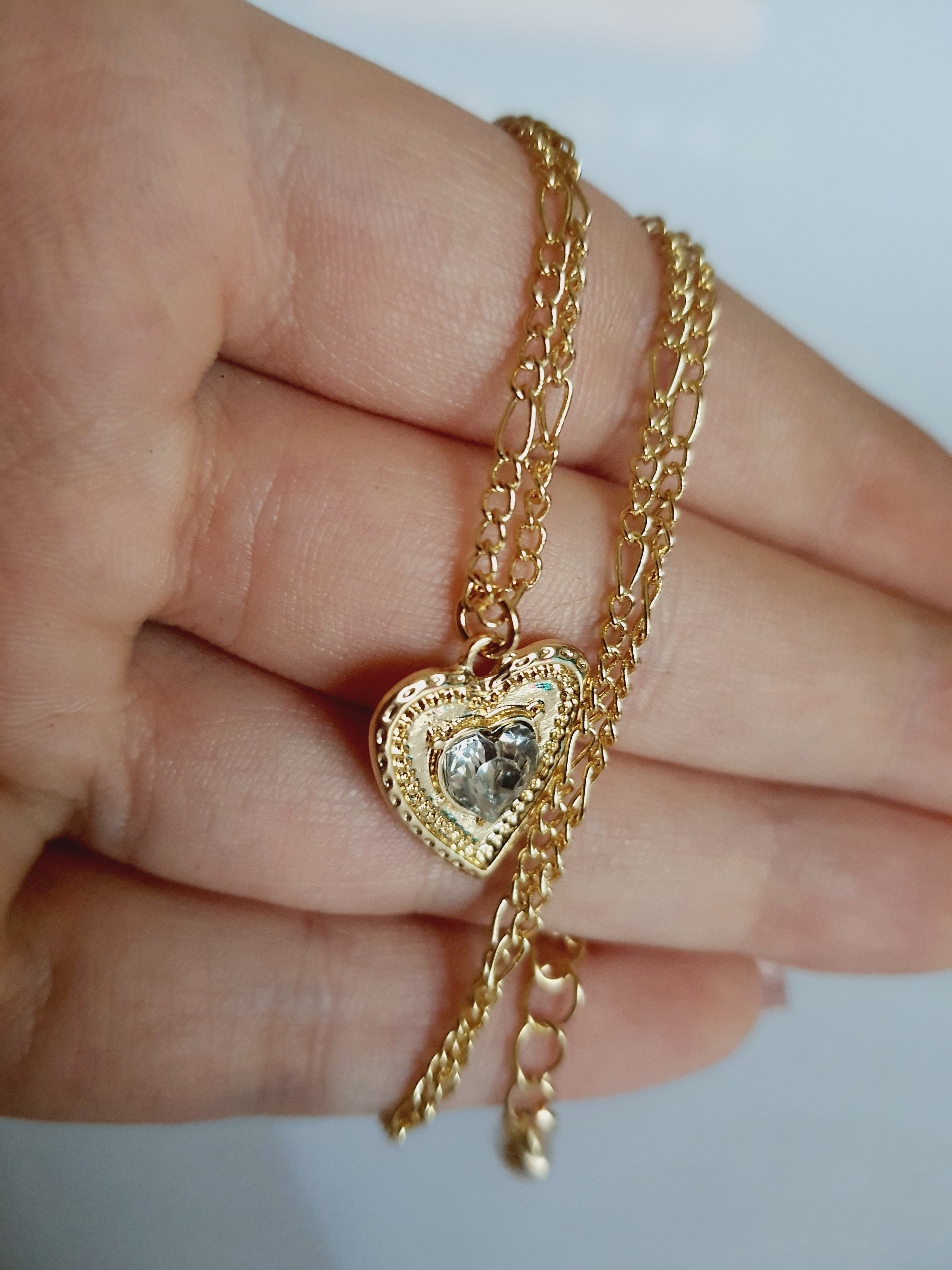 Naszyjnik złocony ze stali nierdzewnej, długość regulowana 38–46,5 cm, zawieszka w kształcie serca z cyrkonią, RougeBizu.