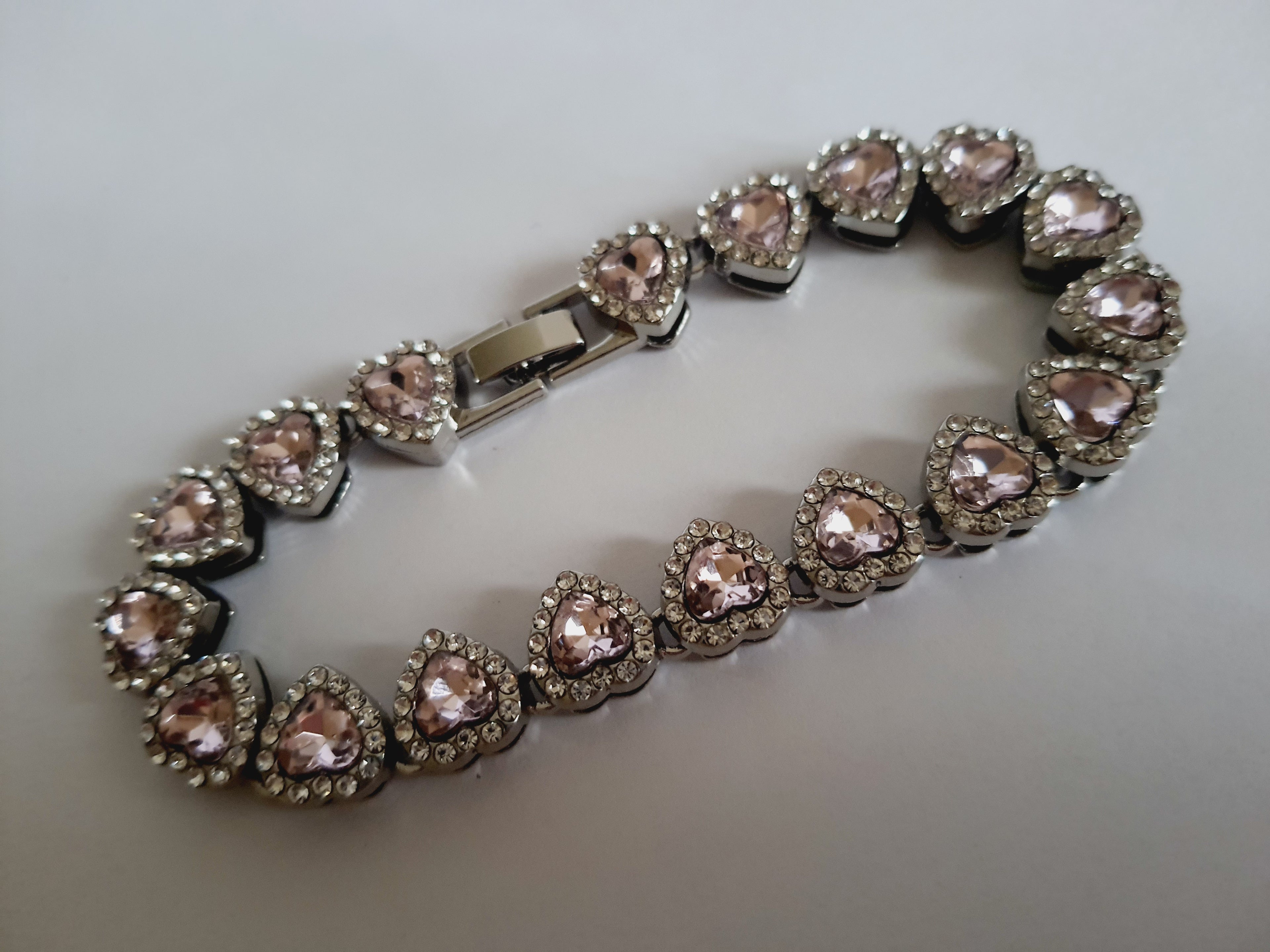 Bransoletka ze stali nierdzewnej, długość 20 cm, zdobiona różowymi kryształami w kształcie serca i cyrkoniami, RougeBizu.