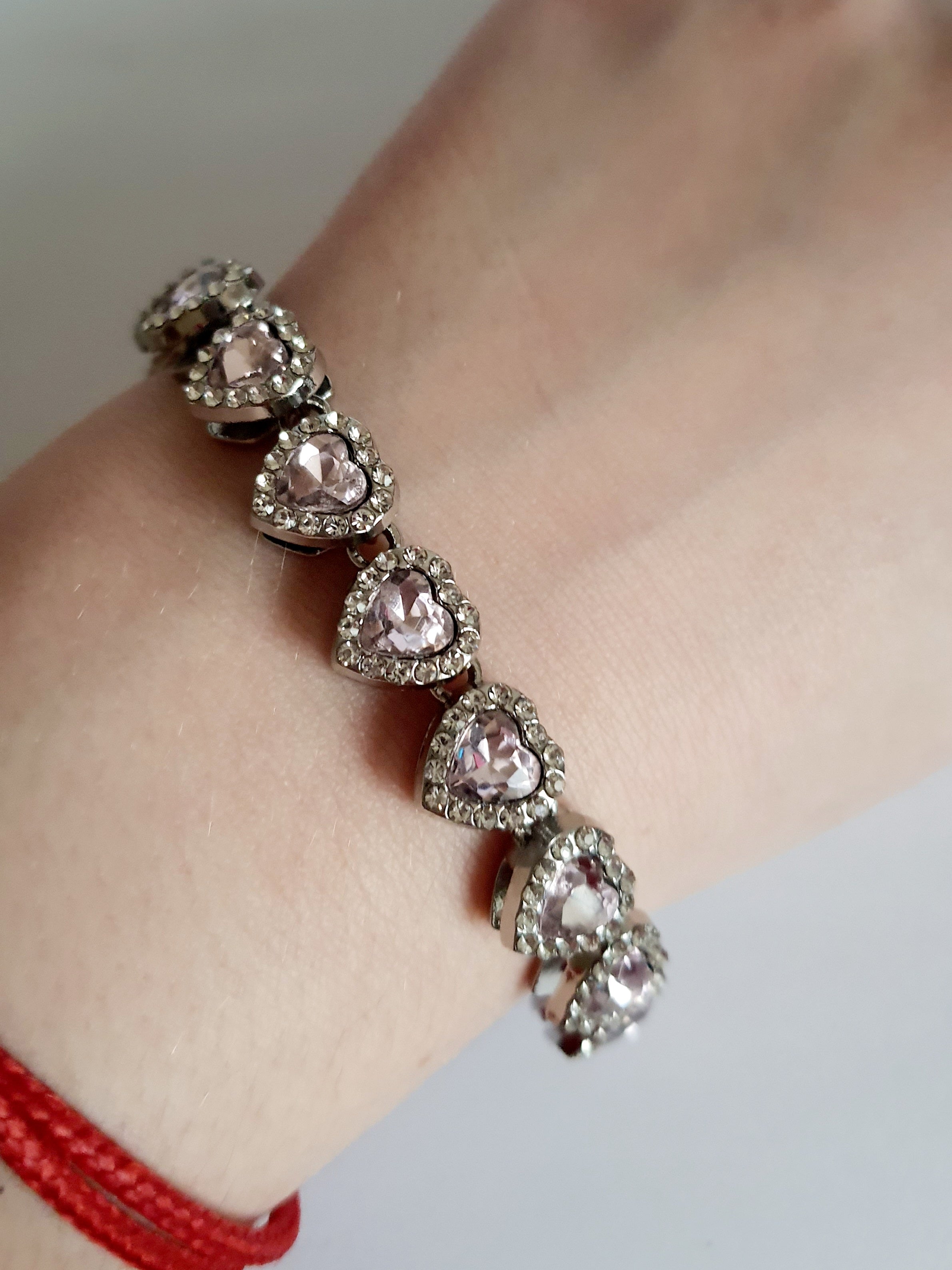 Bransoletka ze stali nierdzewnej, długość 20 cm, zdobiona różowymi kryształami w kształcie serca i cyrkoniami, RougeBizu.