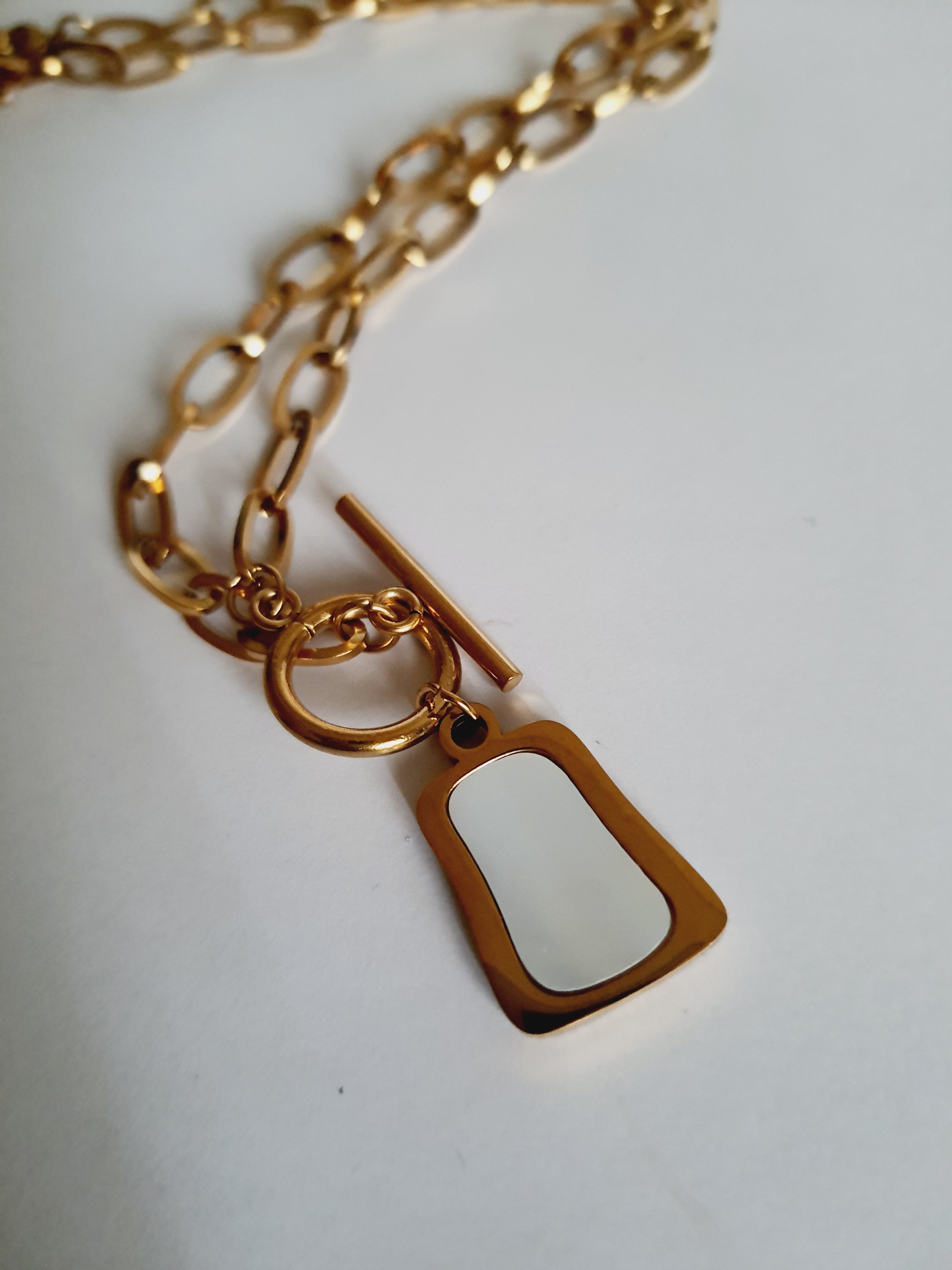 Naszyjnik złocony ze stali nierdzewnej, długość regulowana 40–45 cm, zawieszka geometryczna z masą perłową, RougeBizu.