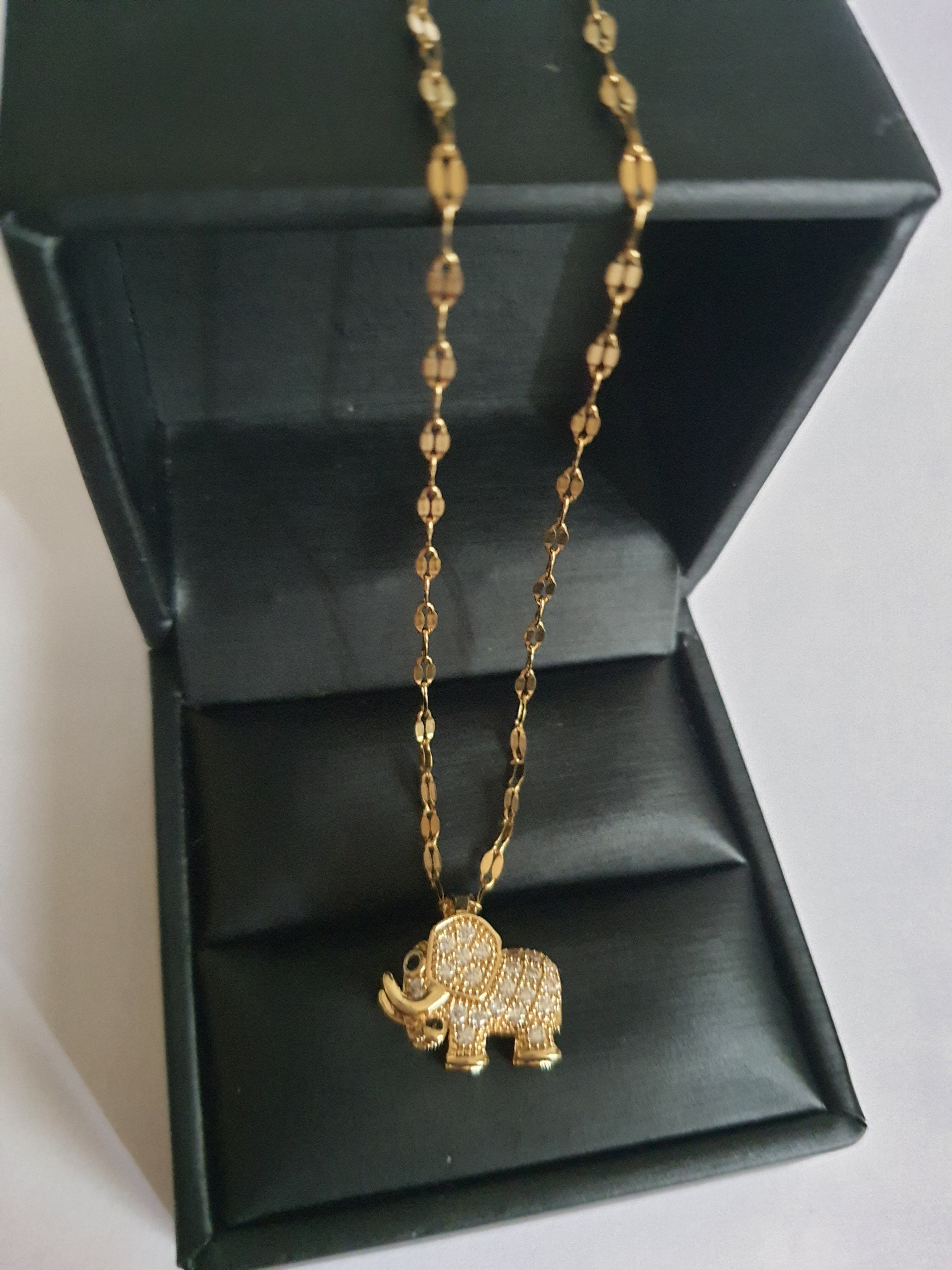 Naszyjnik złocony ze stali nierdzewnej, długość 40–45 cm, zawieszka słoń wysadzany cyrkoniami, RougeBizu.