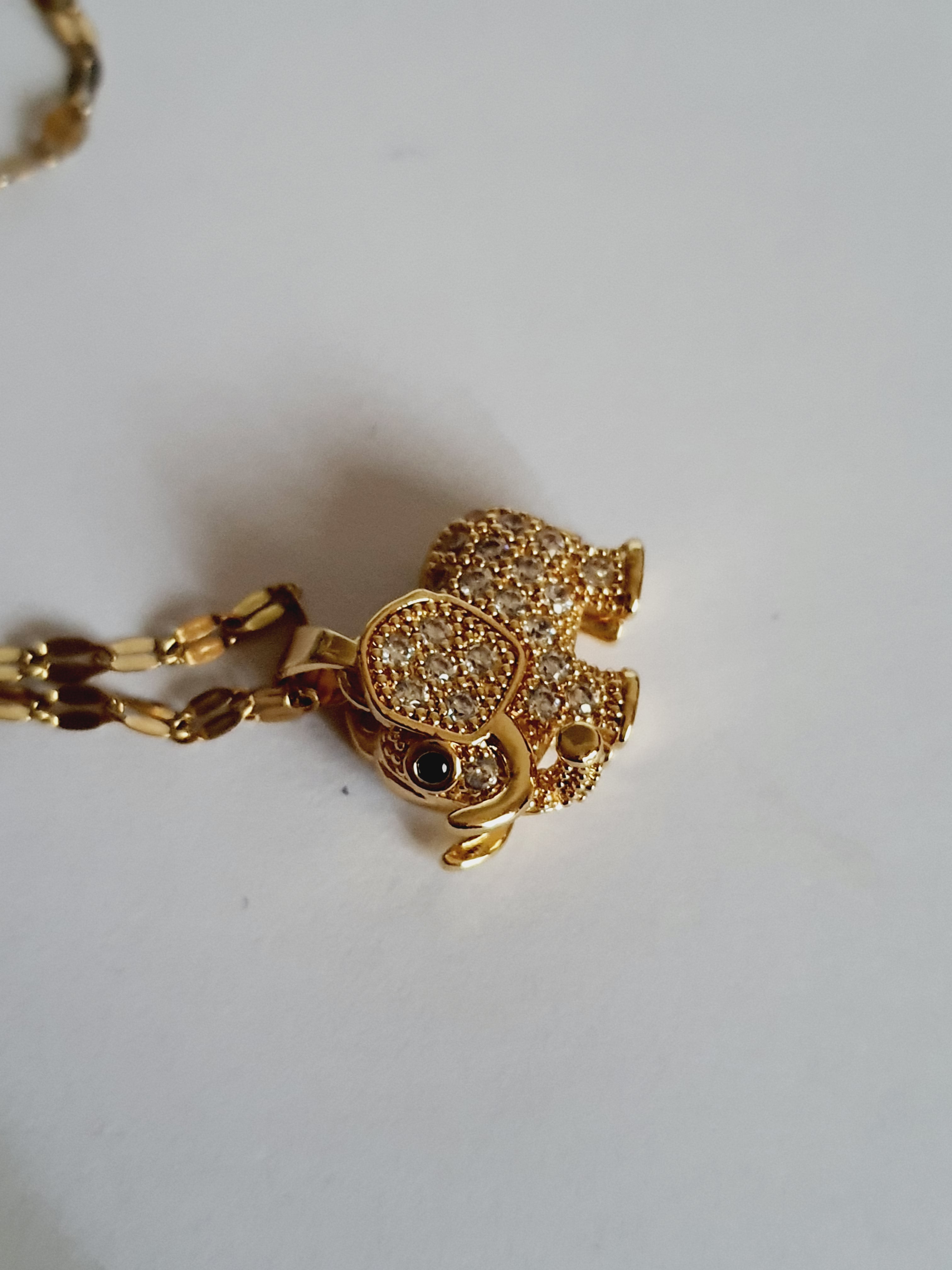 Naszyjnik złocony ze stali nierdzewnej, długość 40–45 cm, zawieszka słoń wysadzany cyrkoniami, RougeBizu.