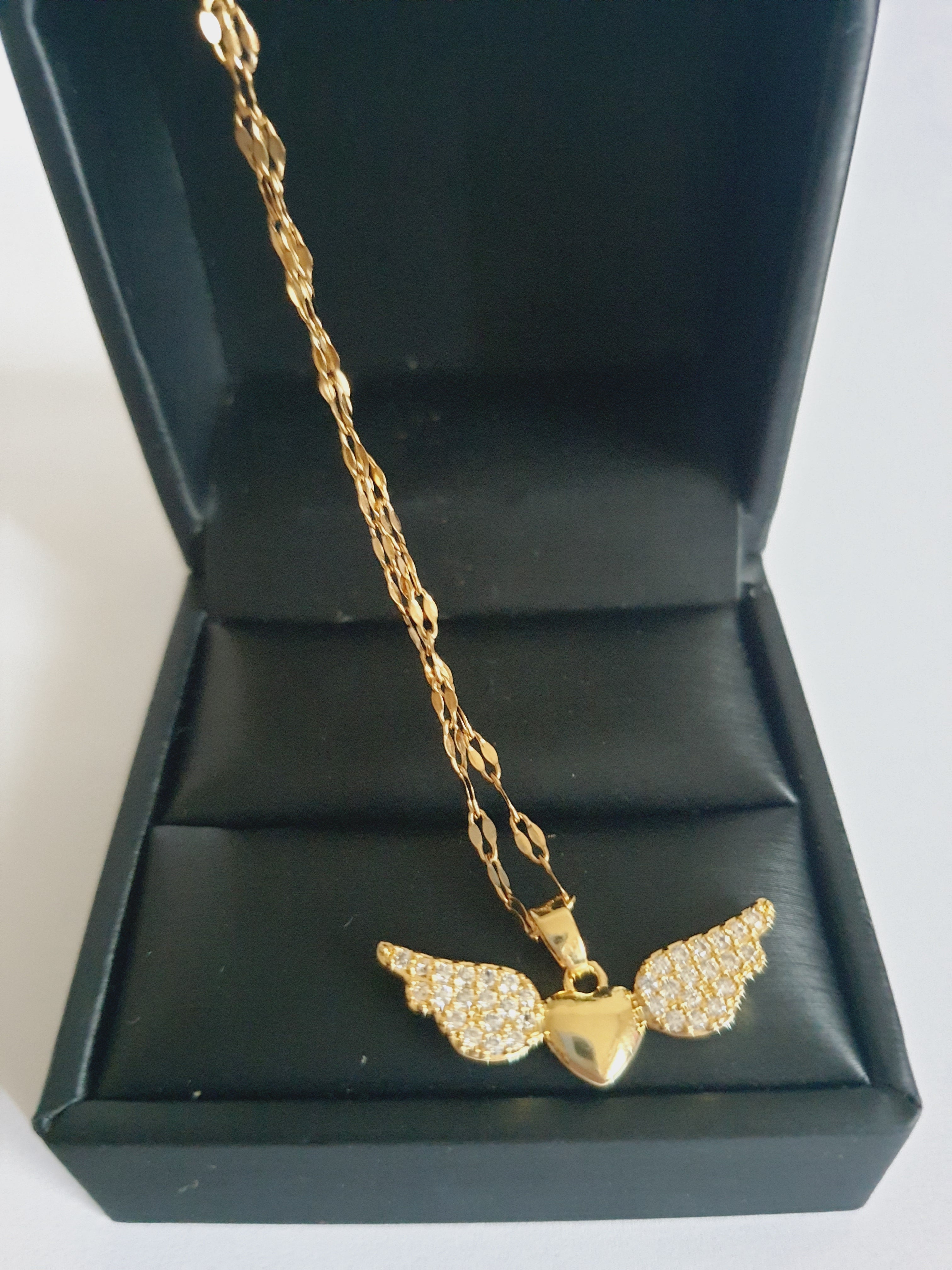 Naszyjnik ze stali nierdzewnej w kolorze złotym, z zawieszką w kształcie serca ze skrzydłami wysadzanymi kryształami, długość łańcuszka 40–45 cm, Rouge Bizu.