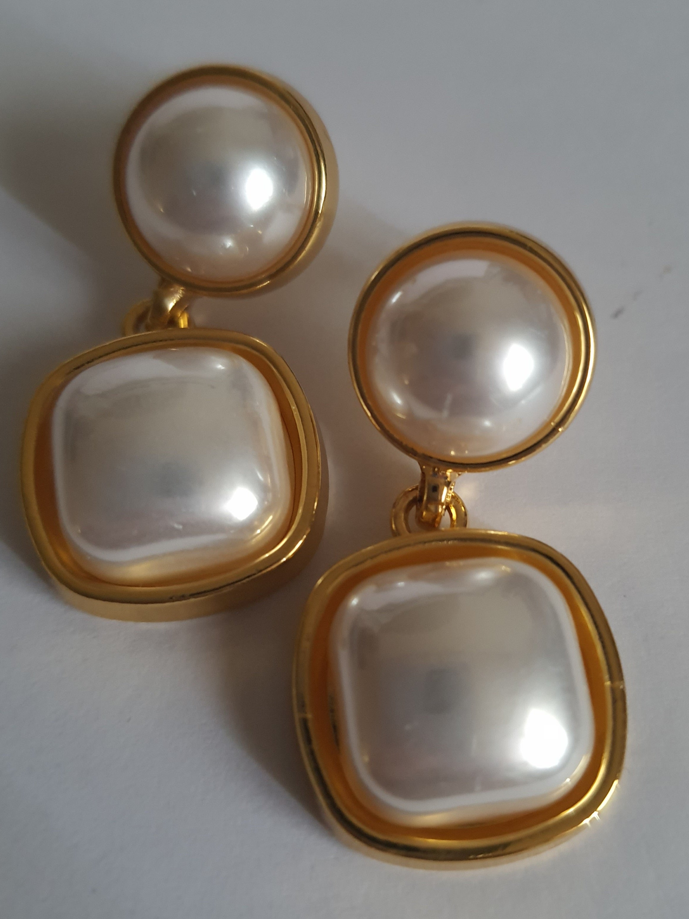 Kolczyki ze stali nierdzewnej w kolorze złotym, z perłowymi elementami w kształcie koła i kwadratu, długość 3,5 cm, Rouge Bizu.