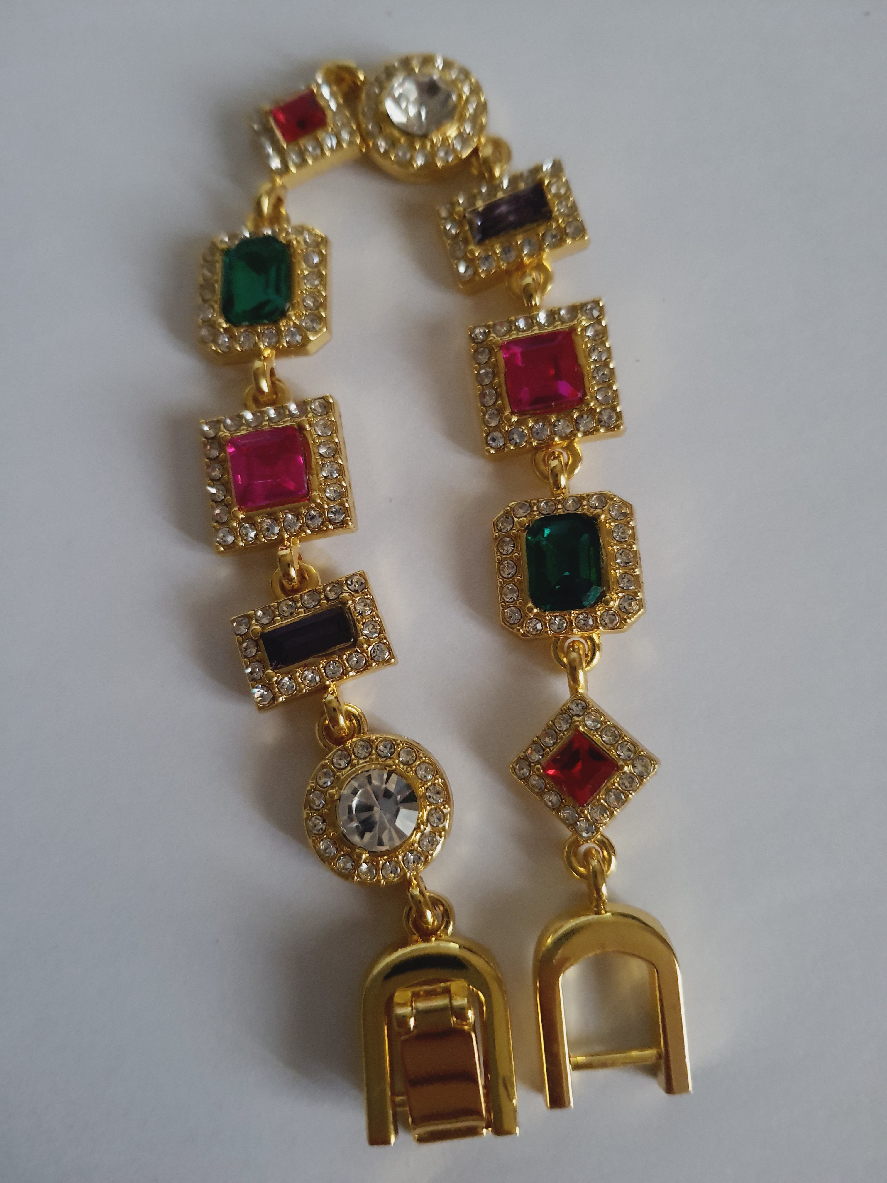 Bransoletka damska ze stali nierdzewnej, złote wykończenie, zdobiona kolorowymi kamieniami: szmaragd, rubin, ametyst, kryształ i róż, oprawa z cyrkoniami, szerokość 18 mm, styl glamour vintage, Rouge Bizu.