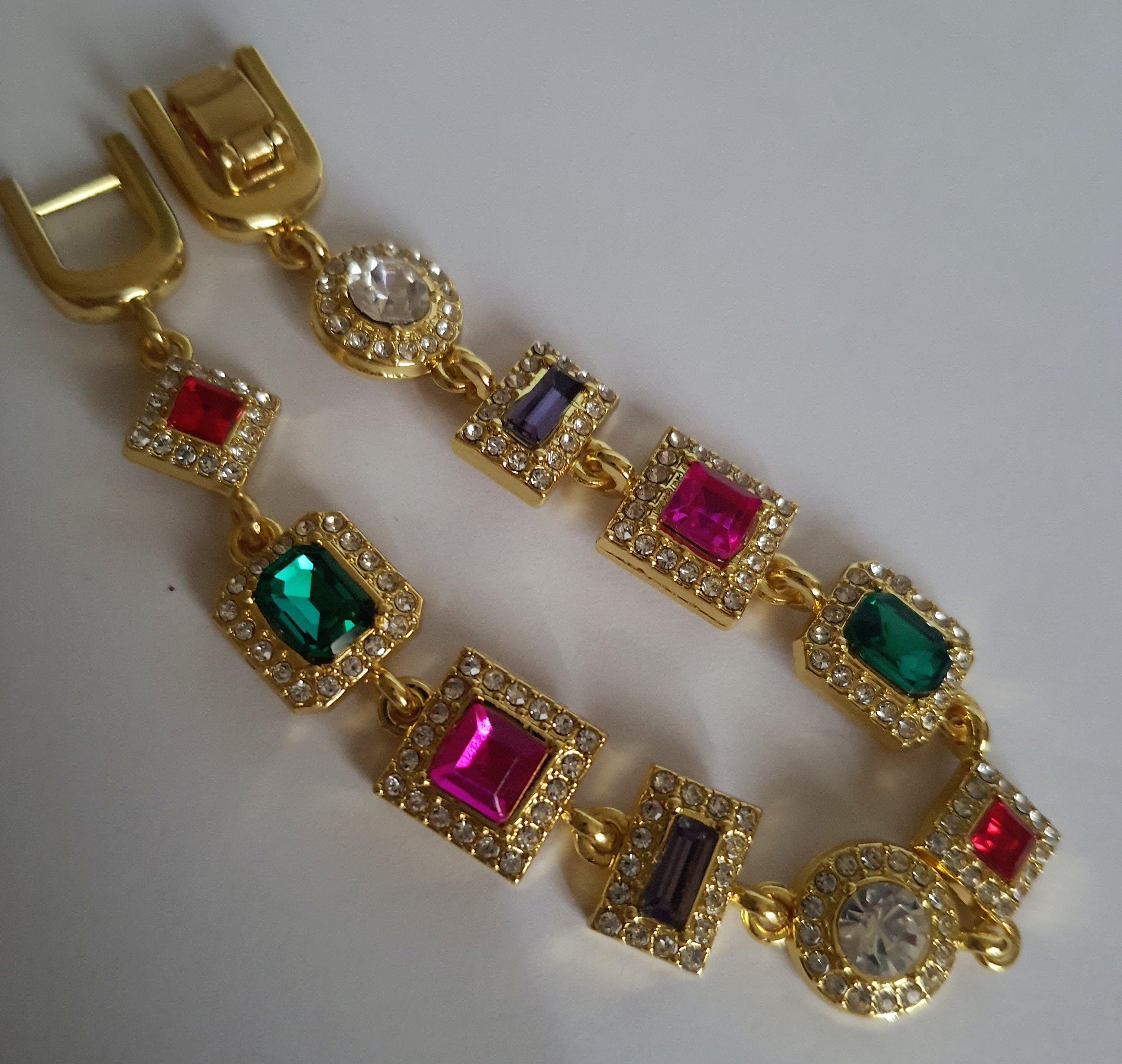 Bransoletka damska ze stali nierdzewnej, złote wykończenie, zdobiona kolorowymi kamieniami: szmaragd, rubin, ametyst, kryształ i róż, oprawa z cyrkoniami, szerokość 18 mm, styl glamour vintage, Rouge Bizu.