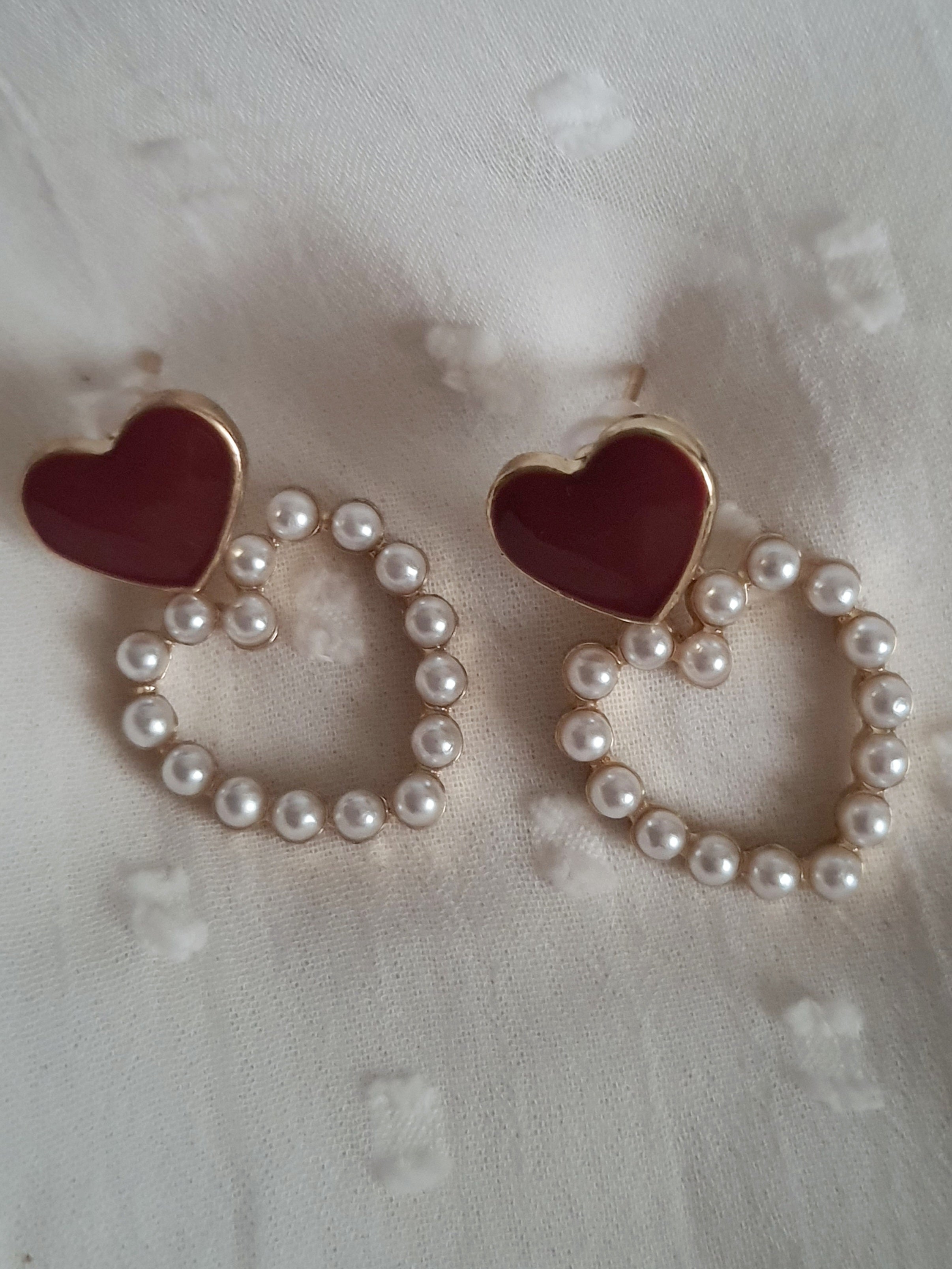 Kolczyki damskie ze stali nierdzewnej, złota oprawa, górny element w kształcie czerwonego serca, dolny element – serce z perełek, długość 3 cm, styl romantyczny glamour, Rouge Bizu.